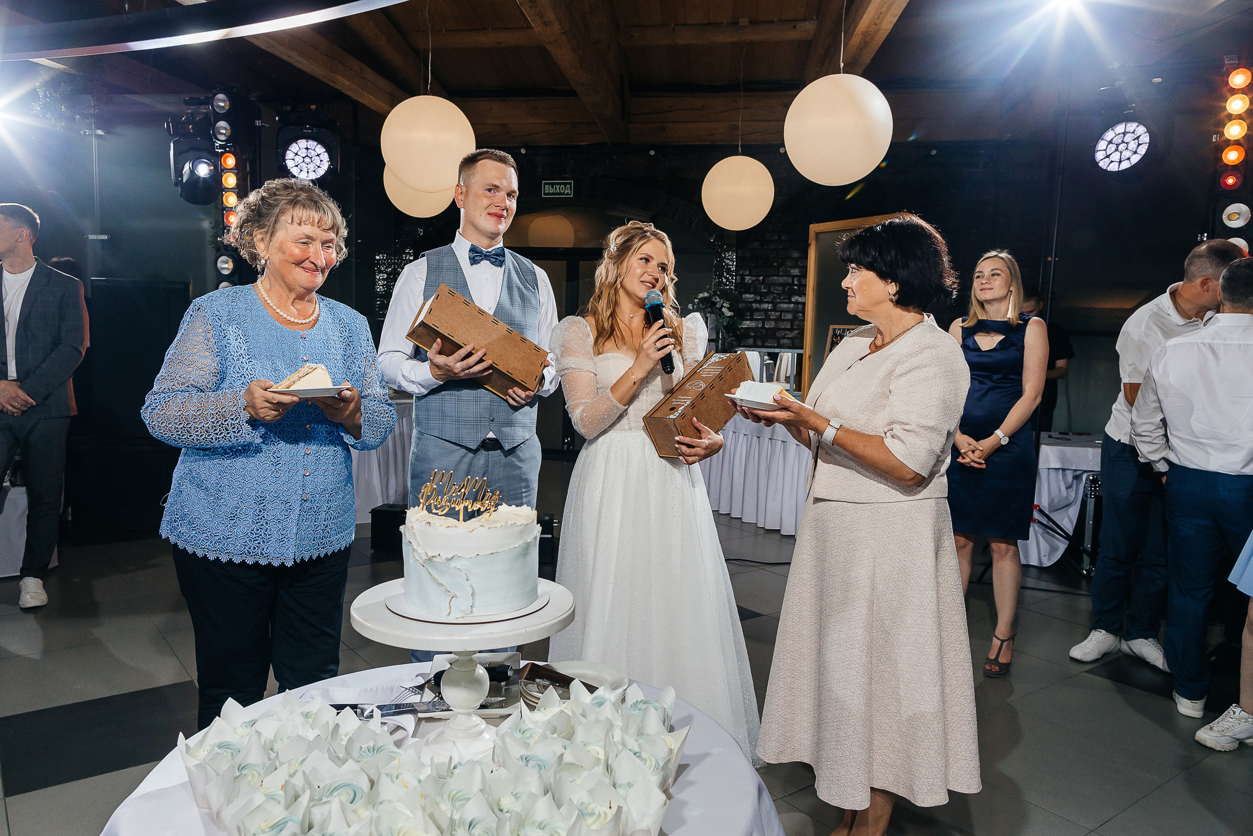 Трогательная выездная церемония в уютном дворике отеля. Олег Сверчков | Свадебный фотограф Вологда