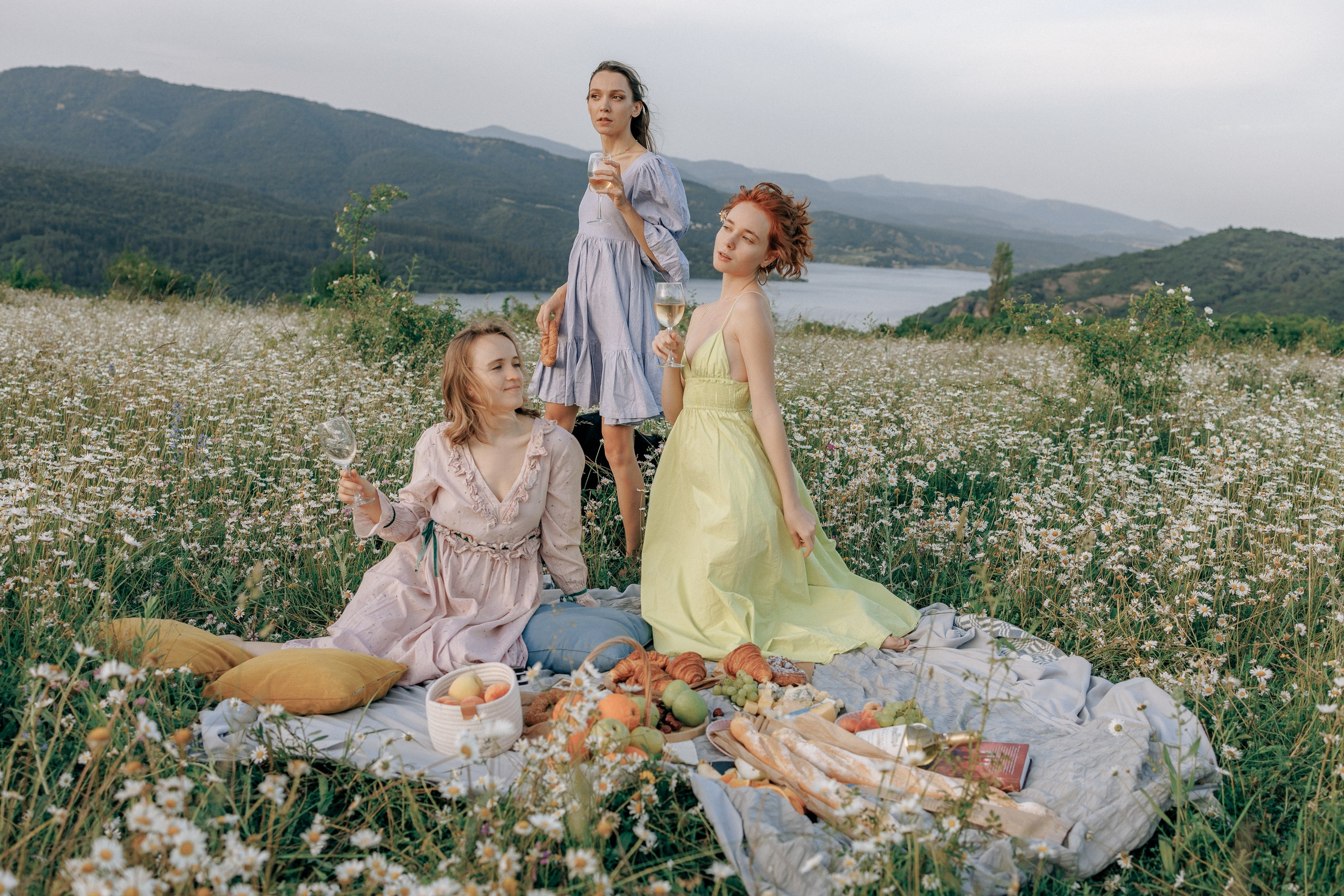Picnic in the chamomile field in Georgia. Fedor Lemeshko — Destination Wedding and Family Lifestyle photographer
