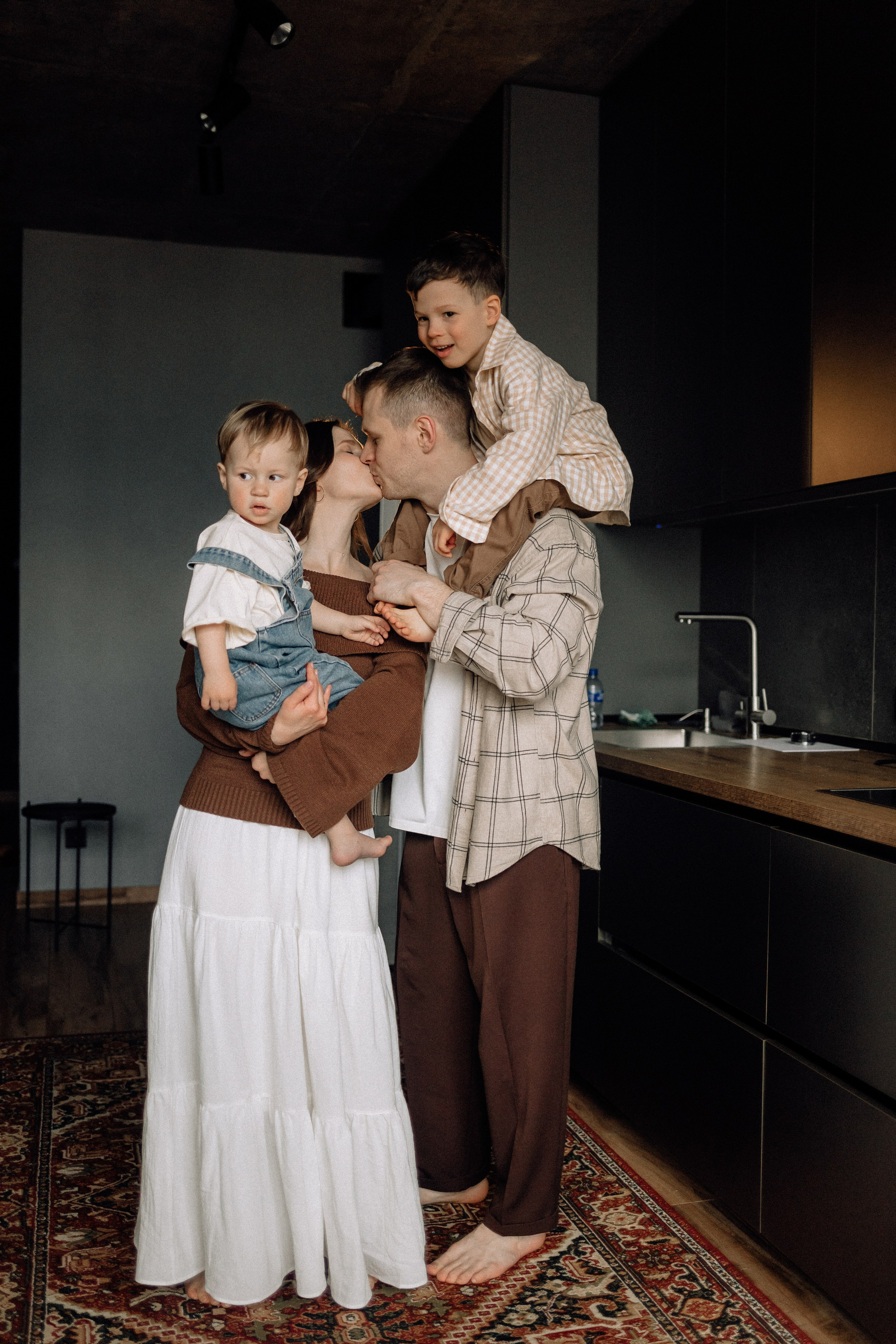 Звонко смеялись