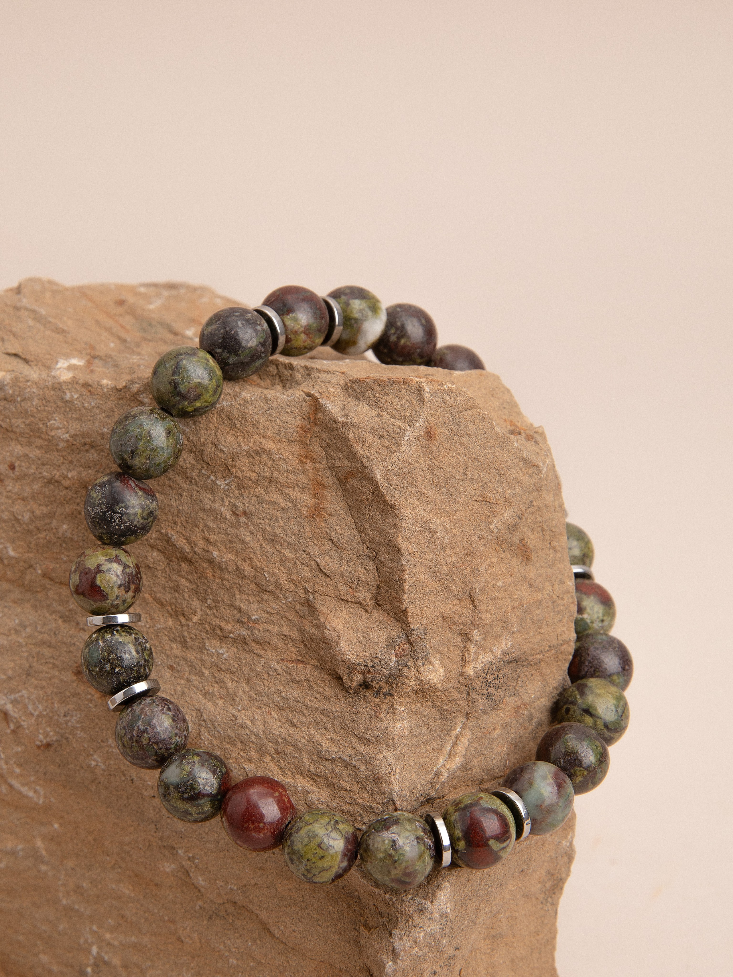 Браслеты ручной работы. Фотостудия предметной и модельной съёмки для маркетплейсов