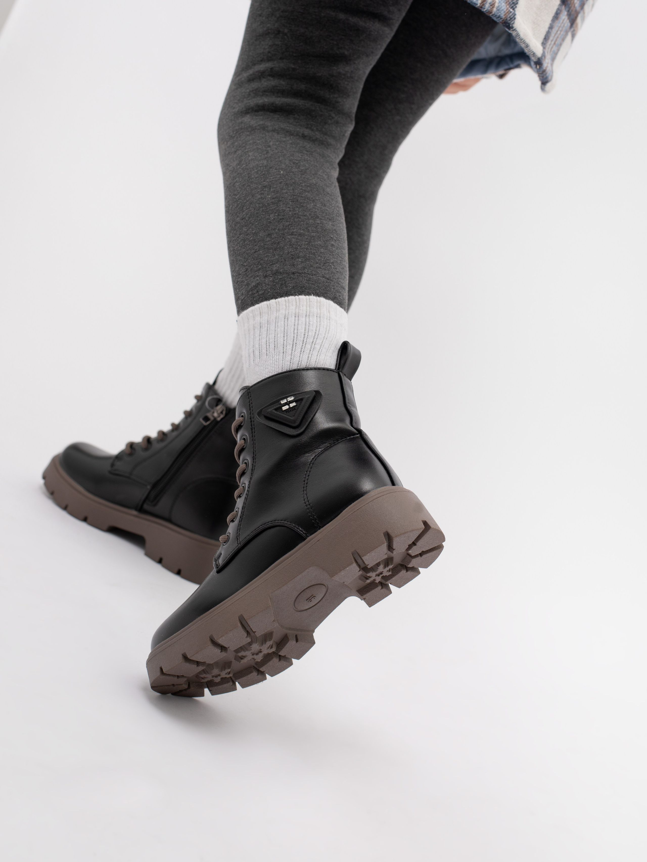 Ботинки для девочки. Фотостудия предметной и модельной съёмки для маркетплейсов