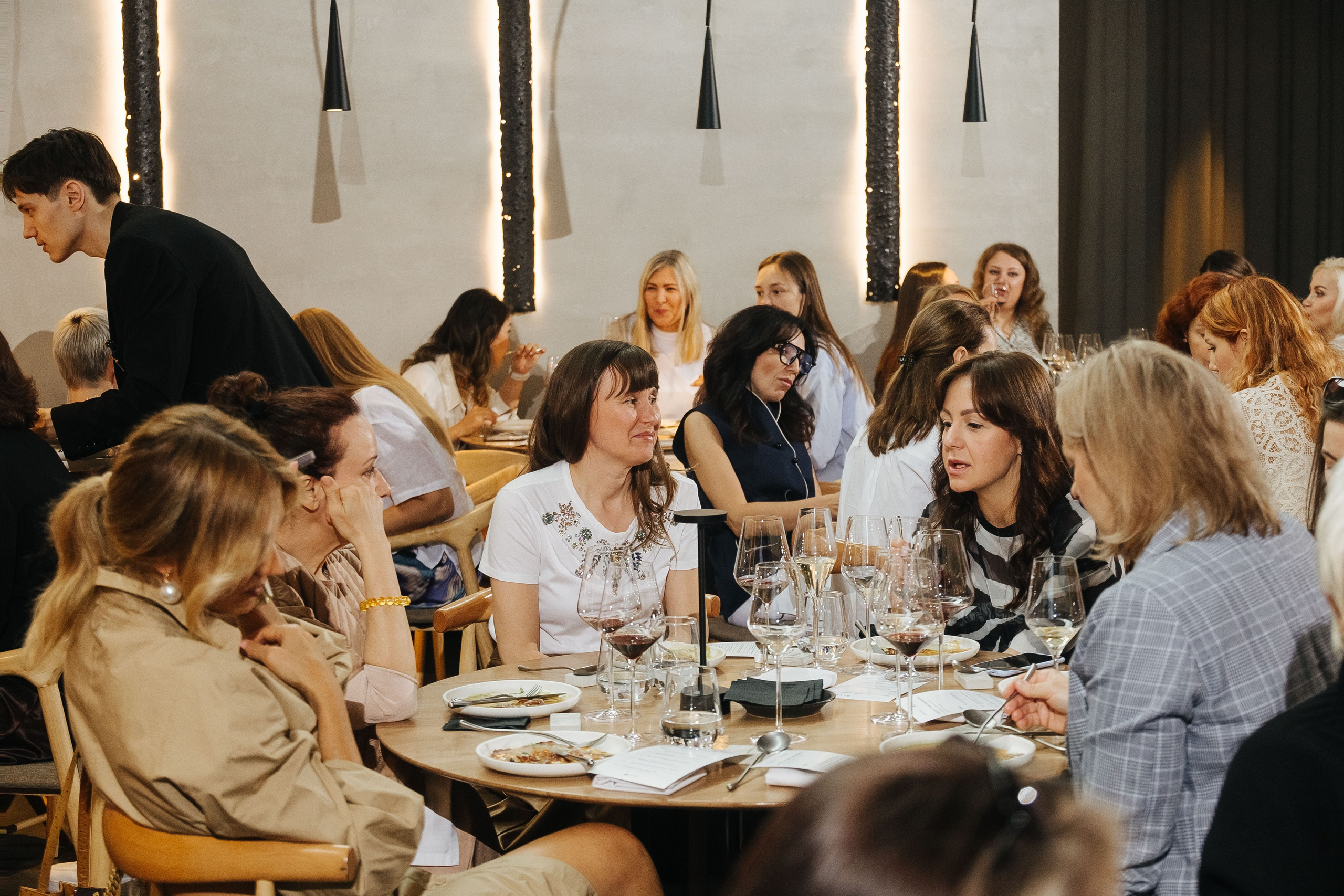 Презентация открытия магазина женской одежды GLVR в ресторане Fresco. Фотограф в Красноярске Надежда Воскресенская