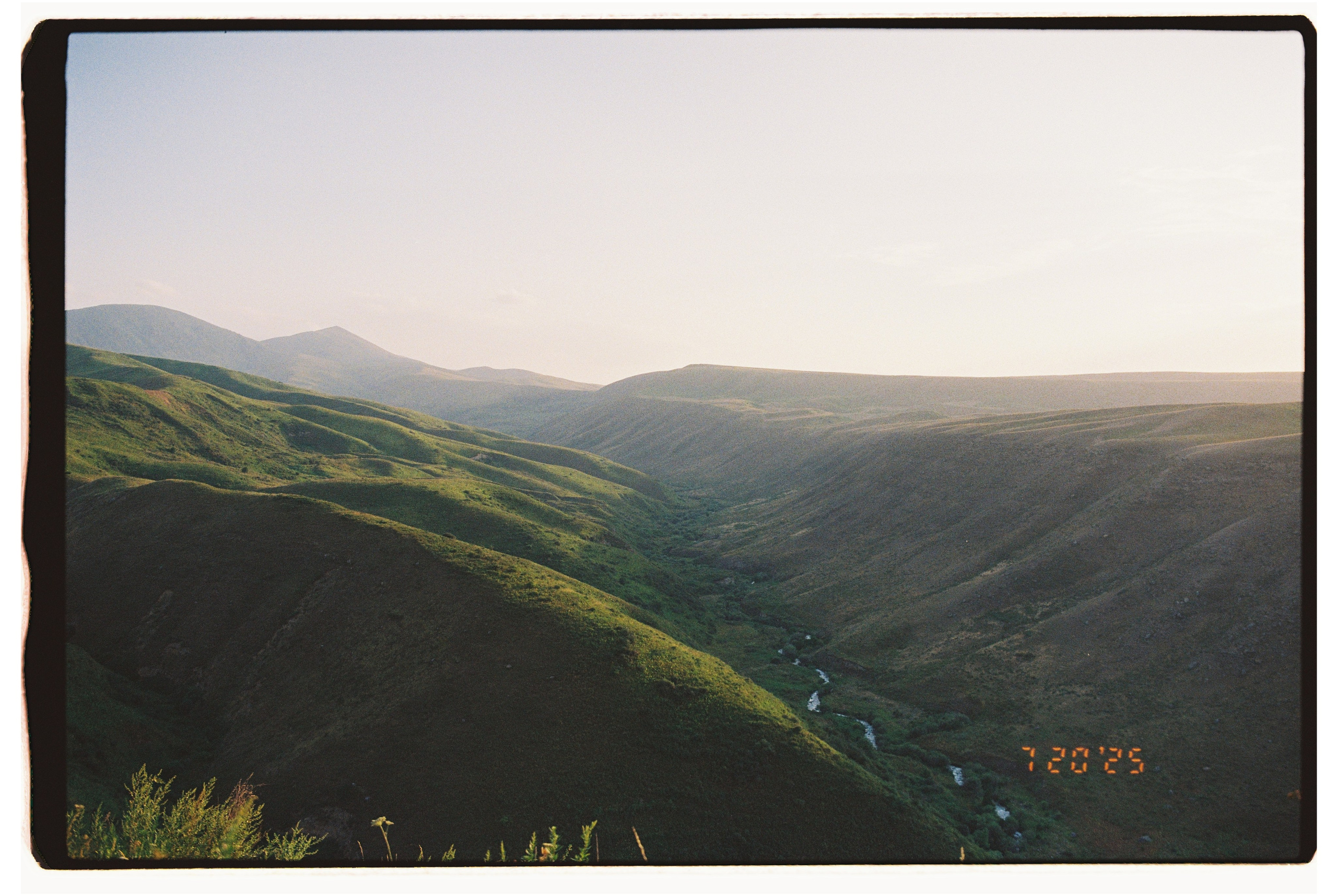 2025 — Путешествия на плёнку. Фотограф в Алматы — Алексей Коньков | Репортаж, свадьбы, портреты