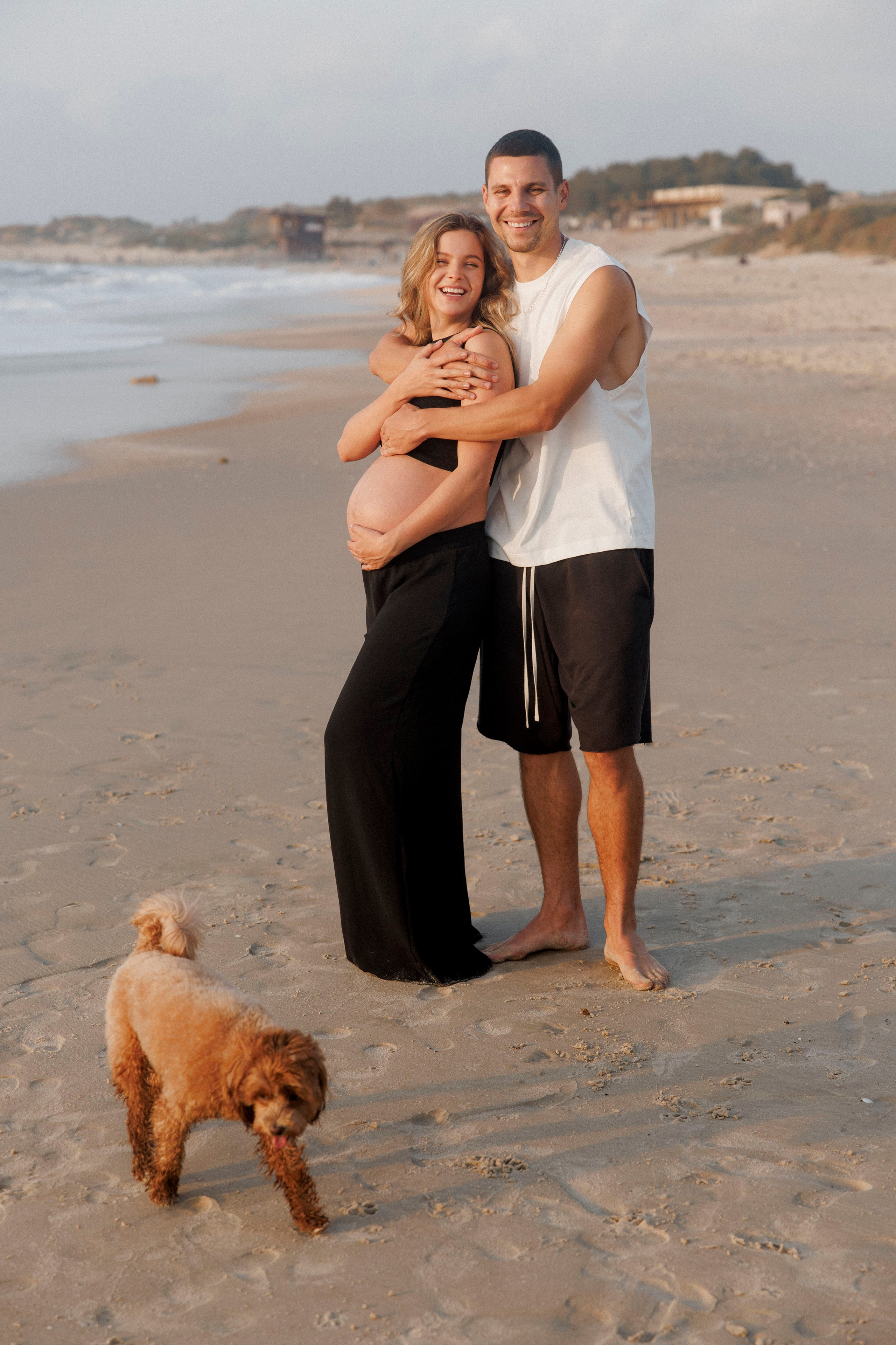 Pregnancy photoshoot near the sea (cloudy weather). Главная