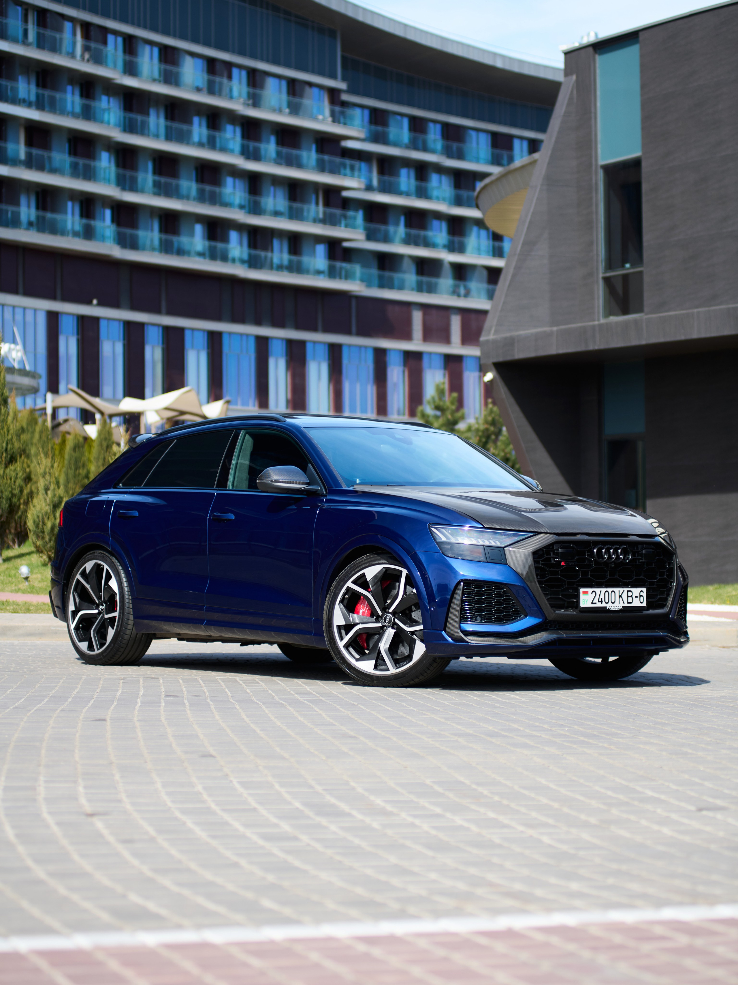 Audi RS Q8 с переднего левого ракурса у современного комплекса