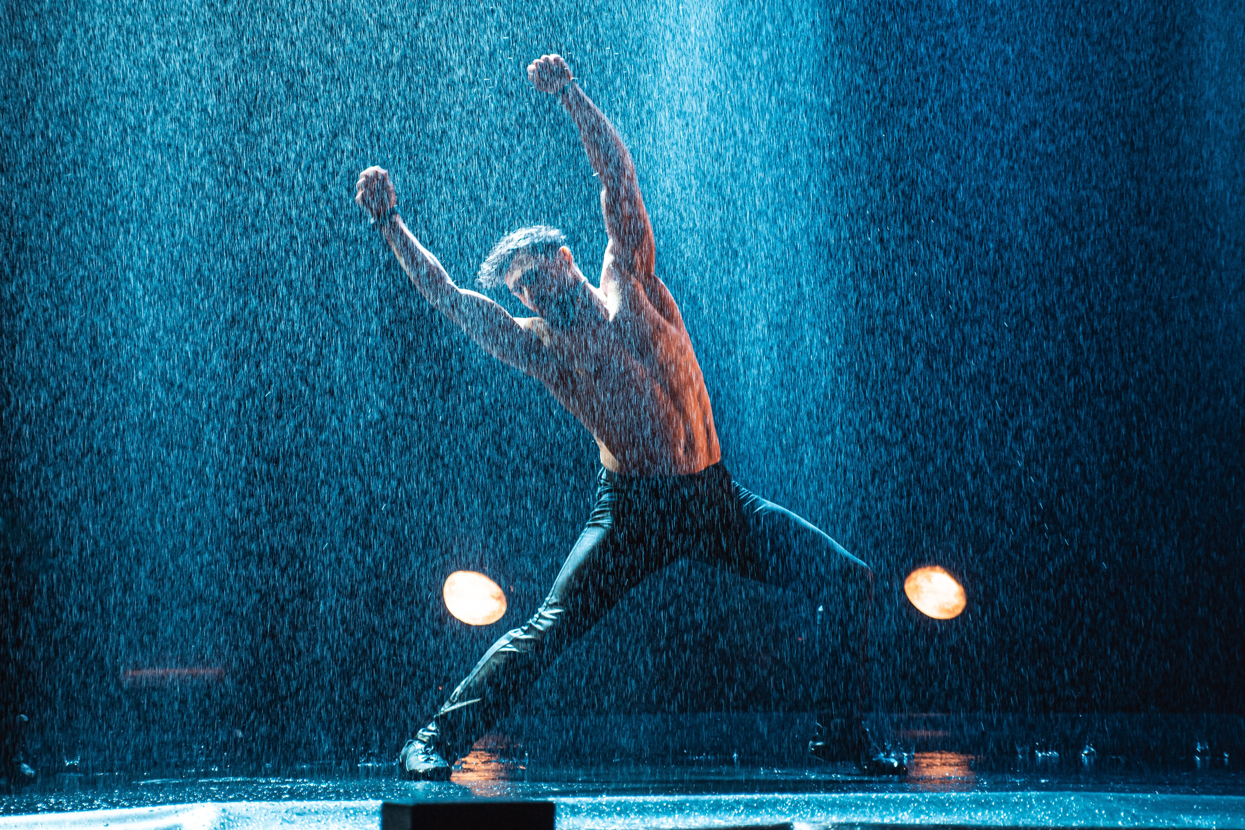 Шоу под дождем, Гранд Холл Сибирь, 20.02.2026. Фотограф Регина Крикунова г. Красноярск