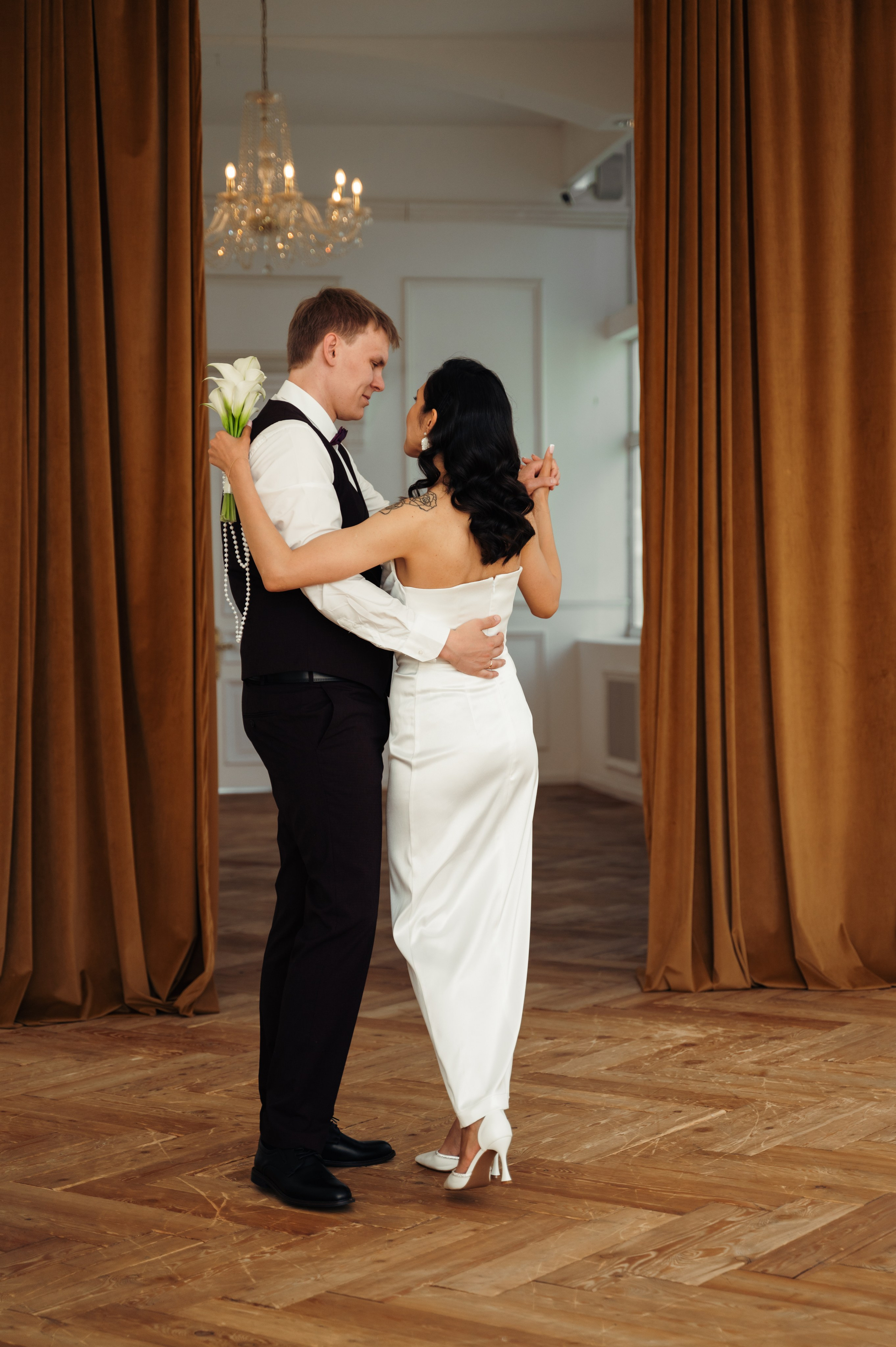 свадебная фотосессия в роскошной фотостудии с хрустальной люстрой