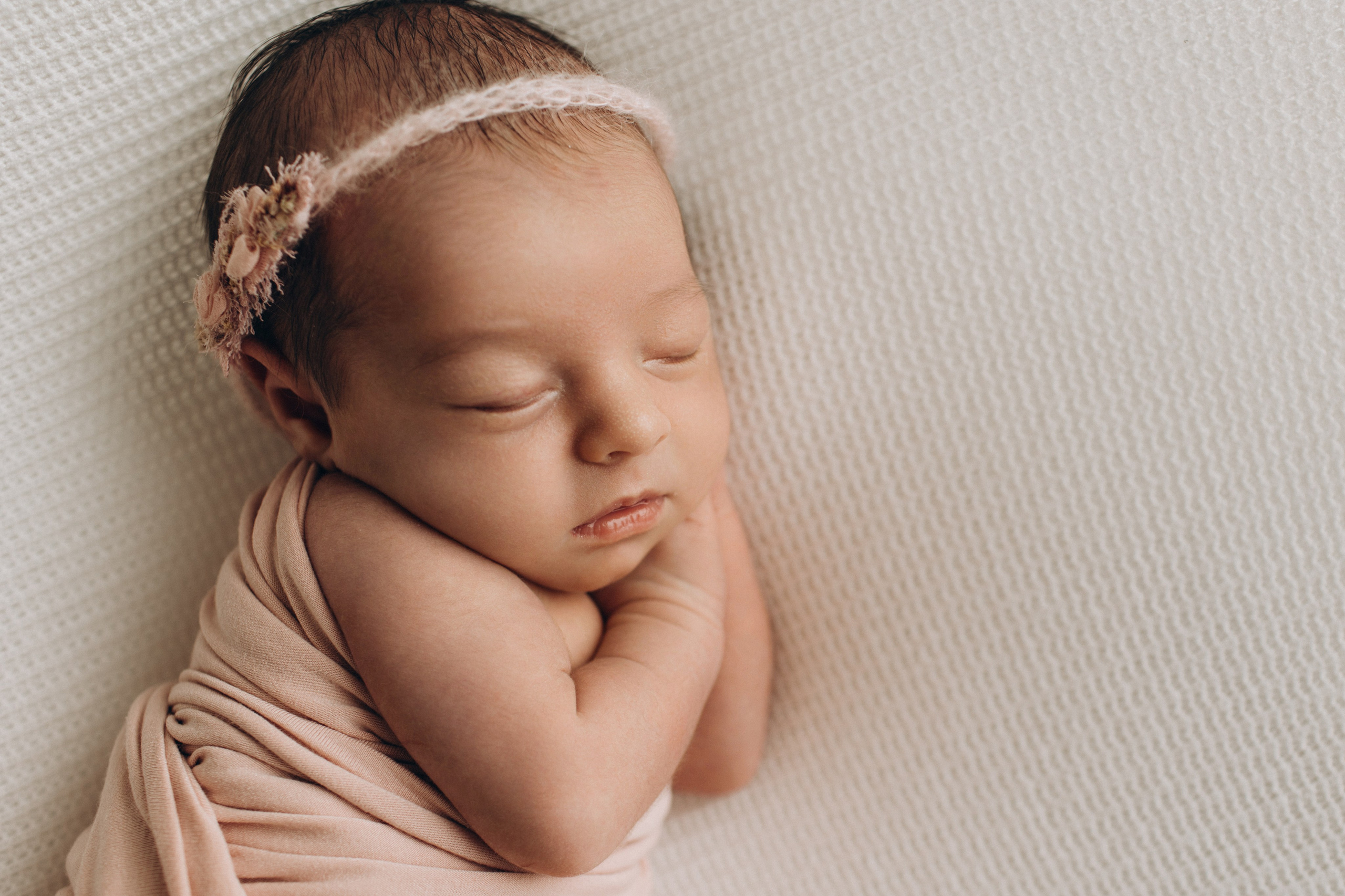 Newborn (фотосессия новорожденных). Фотостудия для новорожденных и малышей в Твери — На ручки