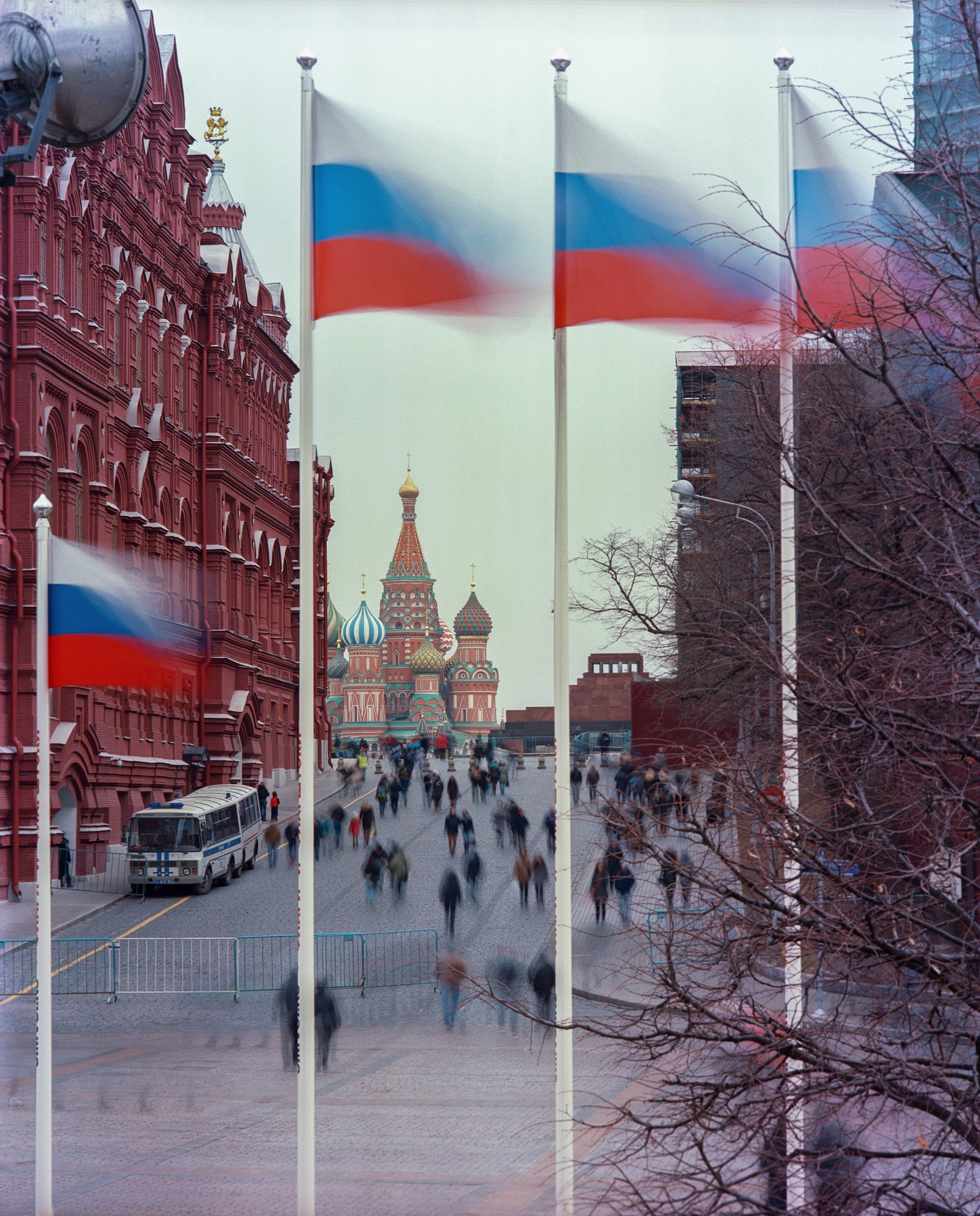 Вид на Кремлёвский проезд с Манежной площади. Снято на плёнку, средний формат. Mamiya RB67, Mamiya Sekor 90mm, Kodak Portra 400