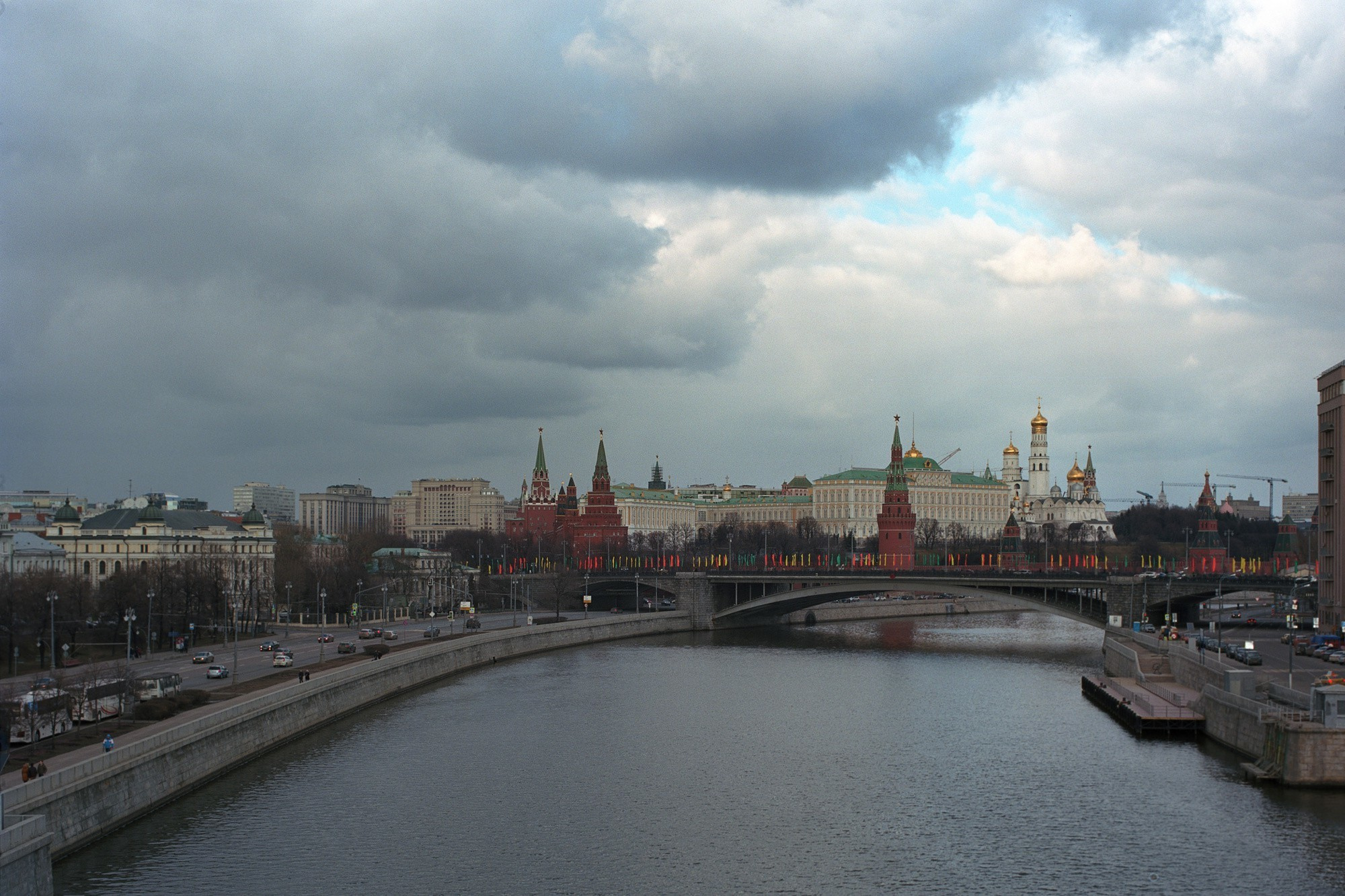 Москва, вид на Кремль с Патриаршего моста. Снято на плёнку, средний формат. Mamiya RB67, Mamiya Sekor 90mm, Kodak Portra 400