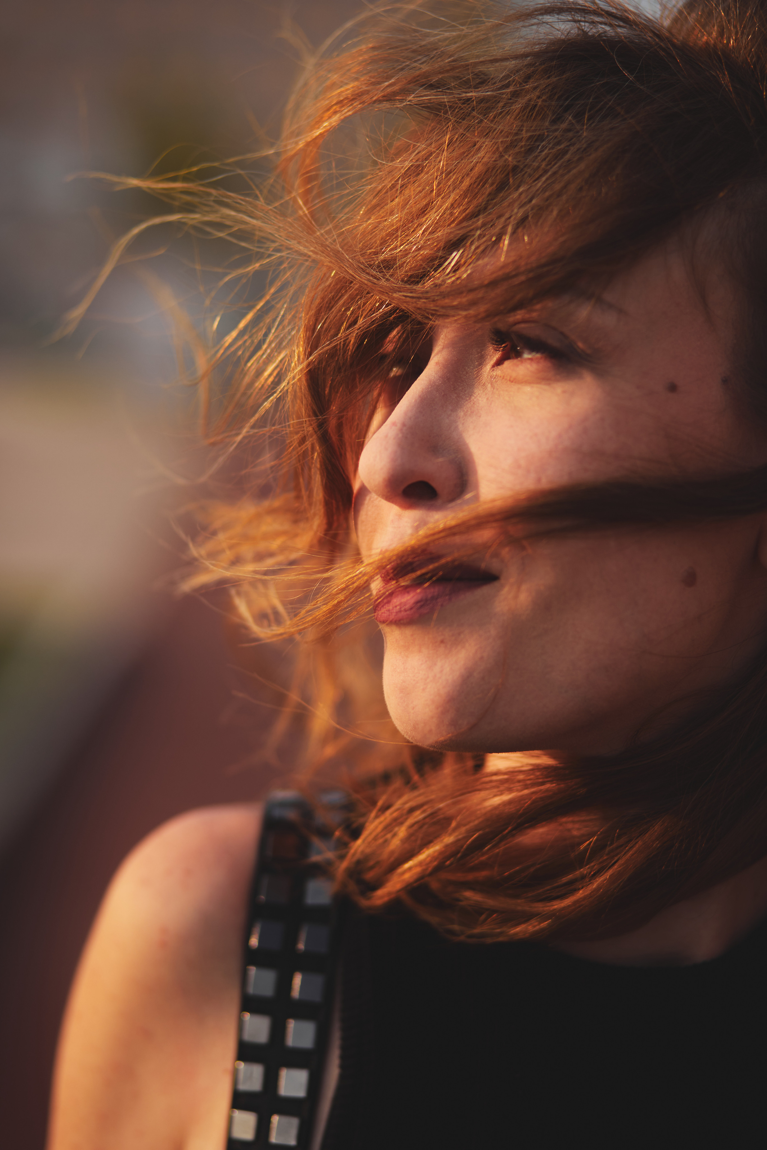 Красивая рыжеволосая девушка, волосы которой развивает ветер