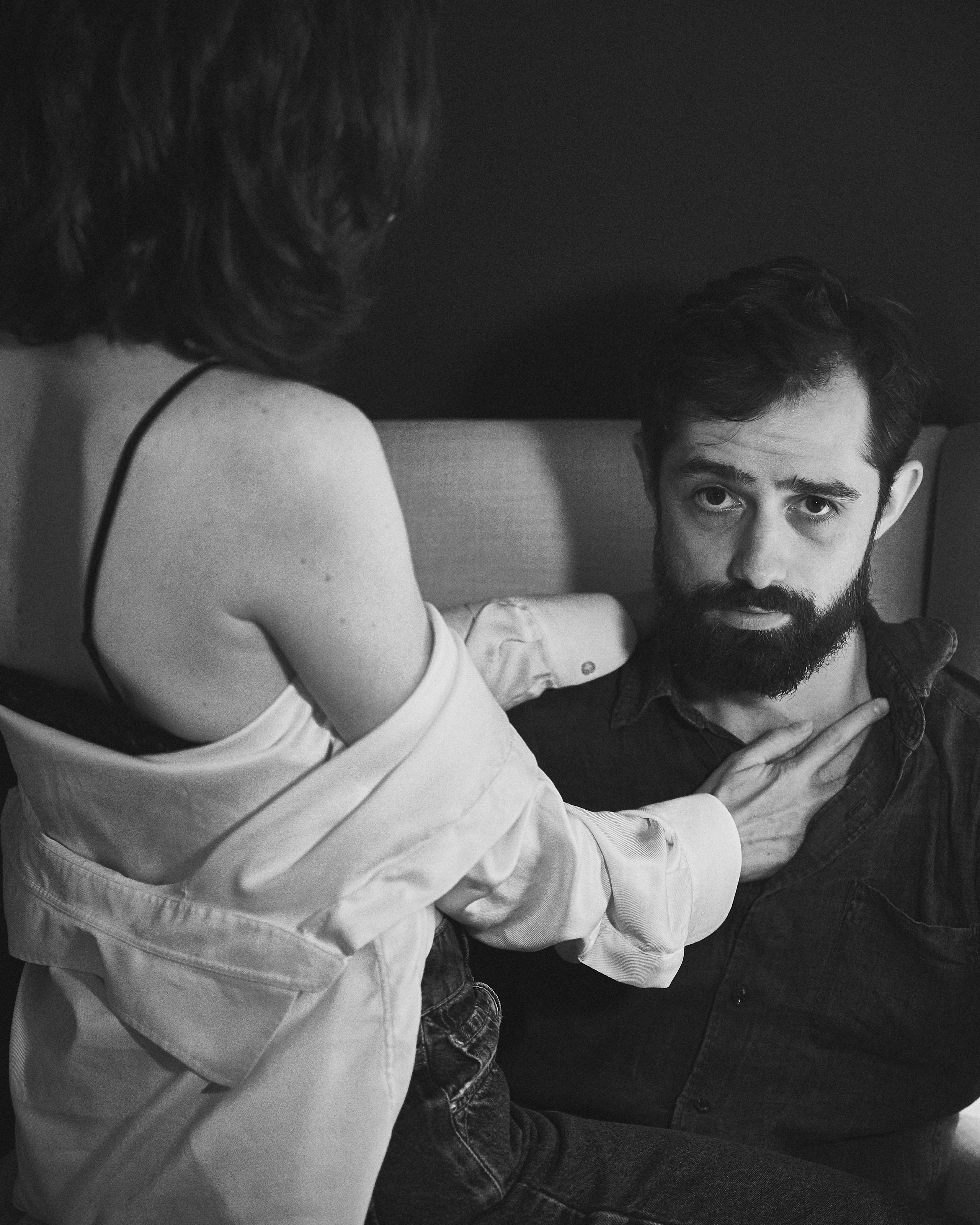 Мужчина и женщина на кресле