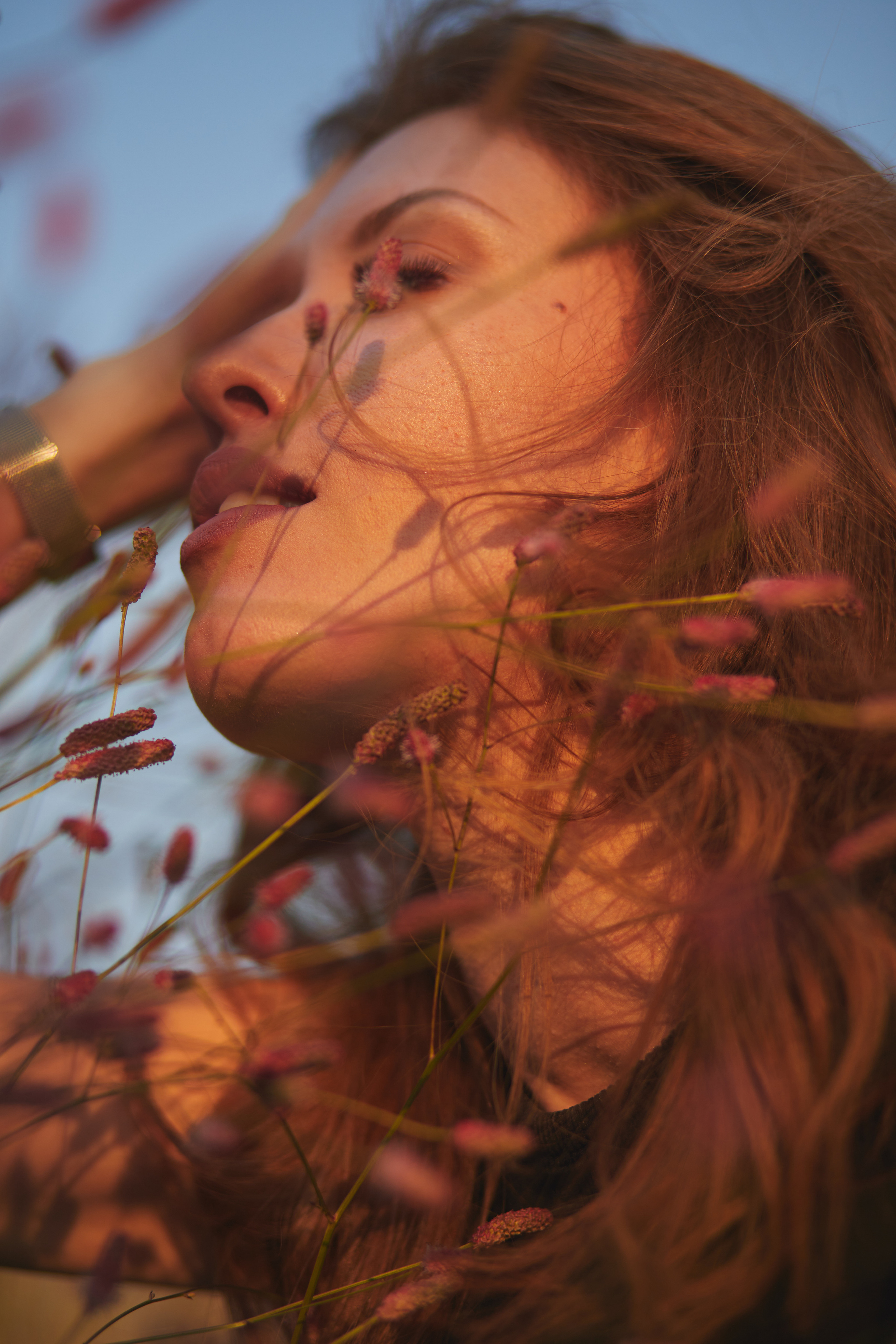 Красивая рыжеволосая девушка в осенних цветах