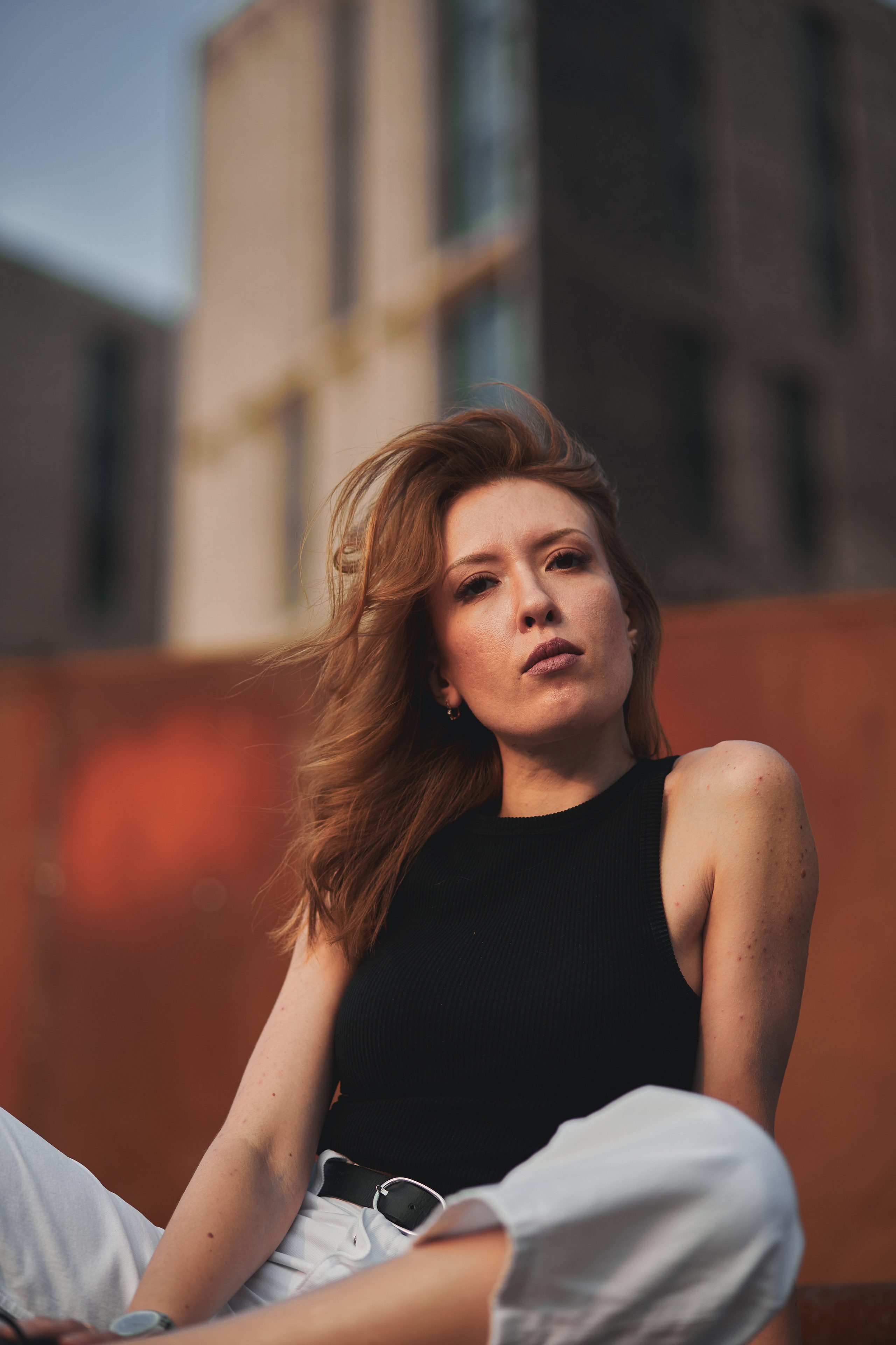 Красивая рыжеволосая девушка на фоне из ржавого железа