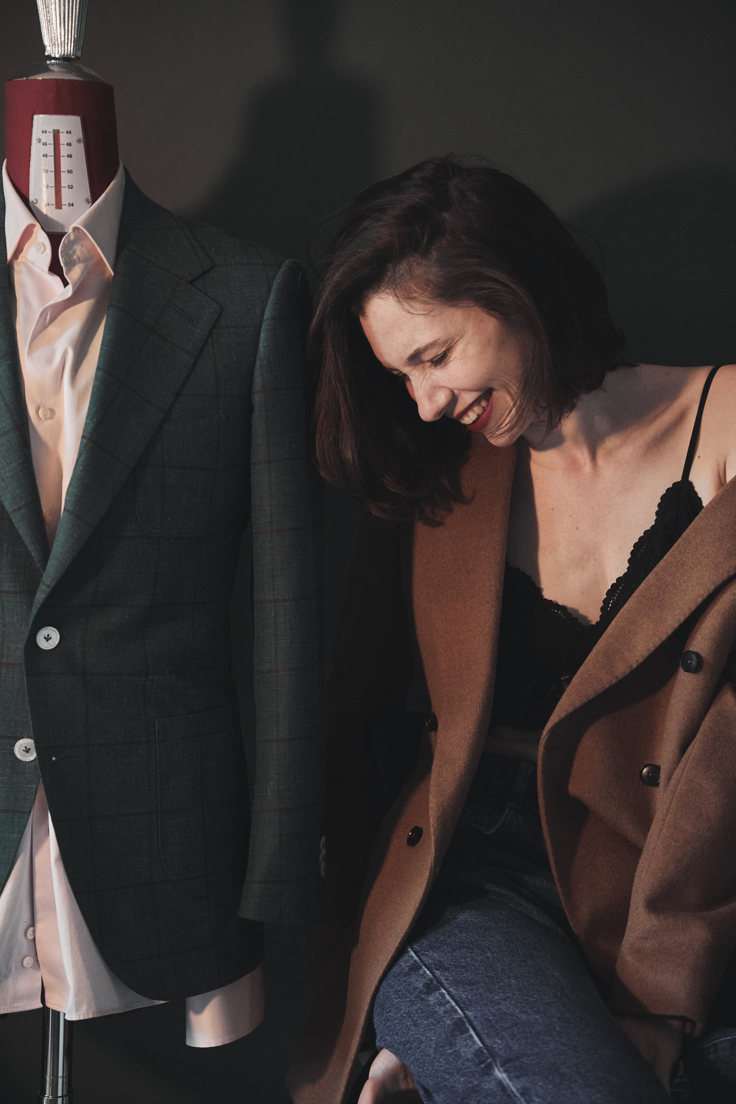 Красивая девушка с маникеном