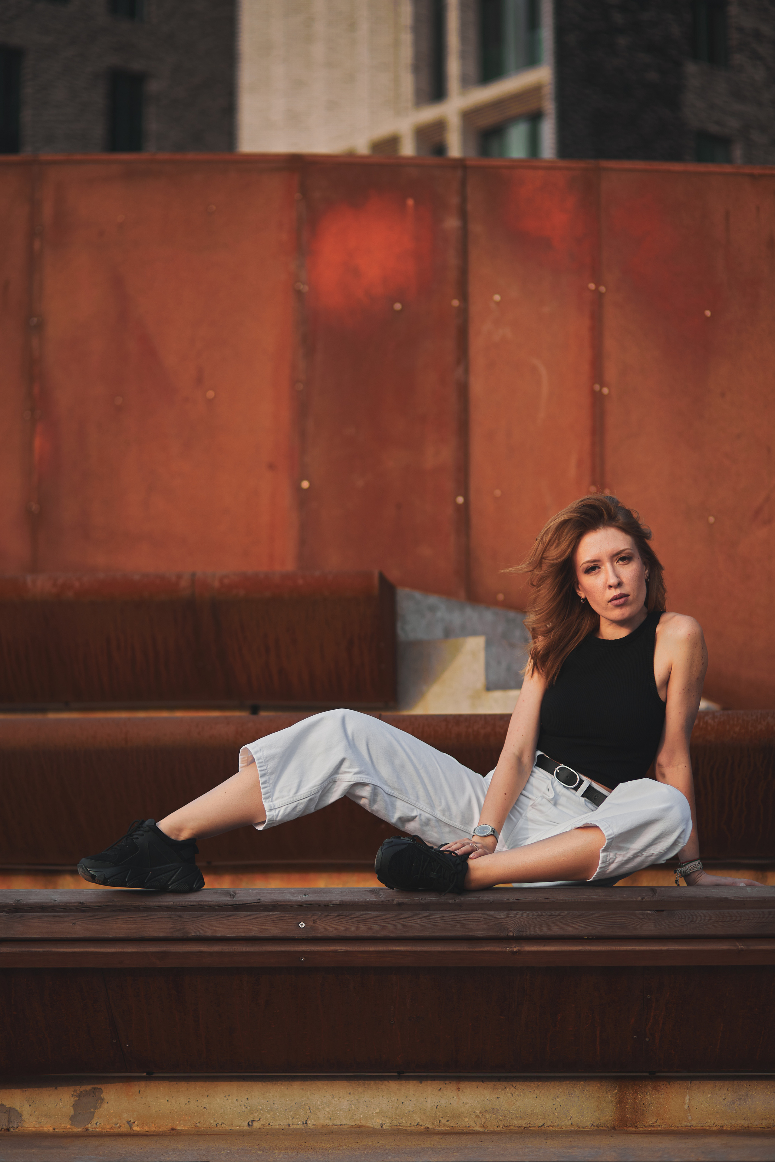 Красивая рыжеволосая девушка на фоне из ржавого железа