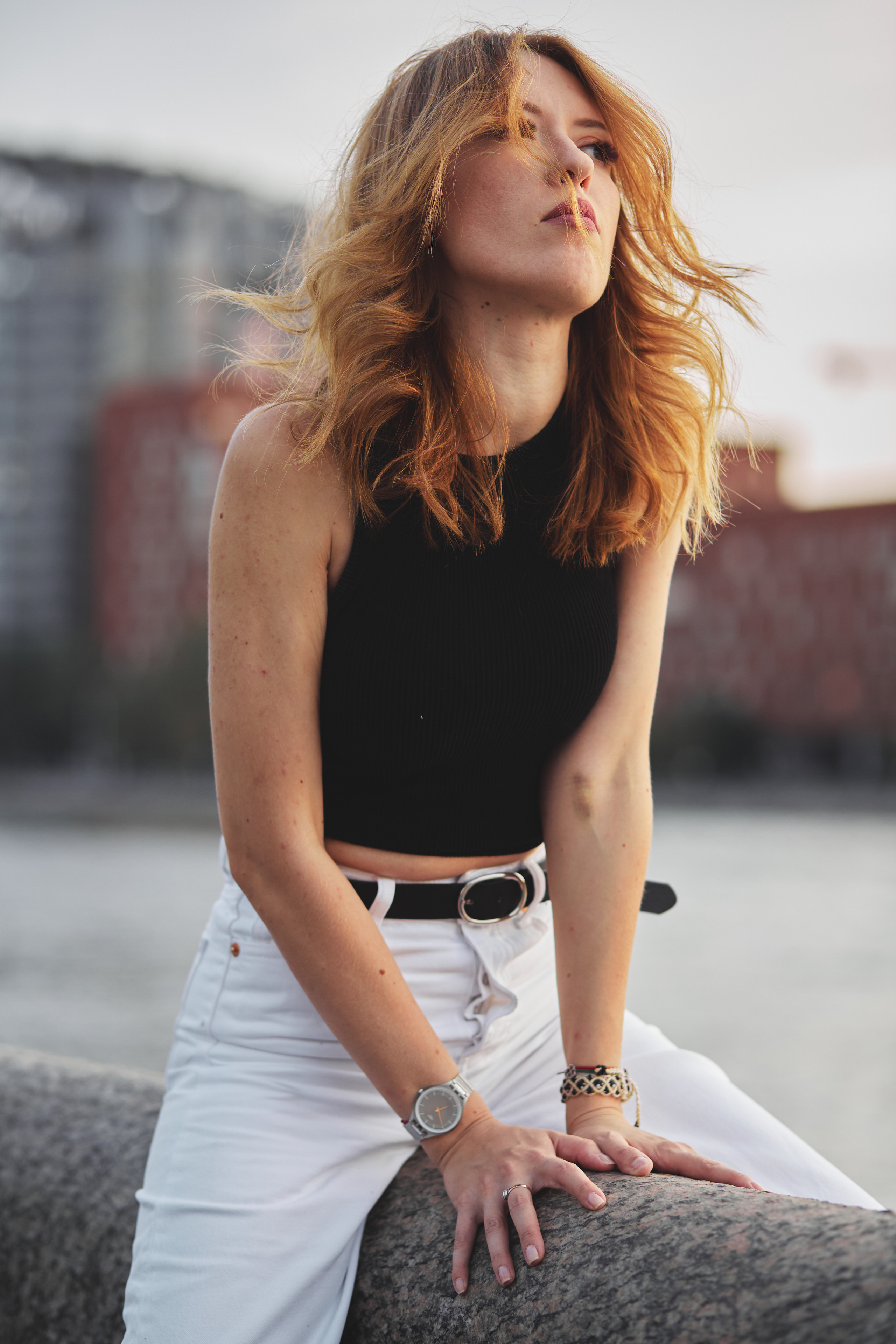 Красивая рыжеволосая девушка на фоне набережной