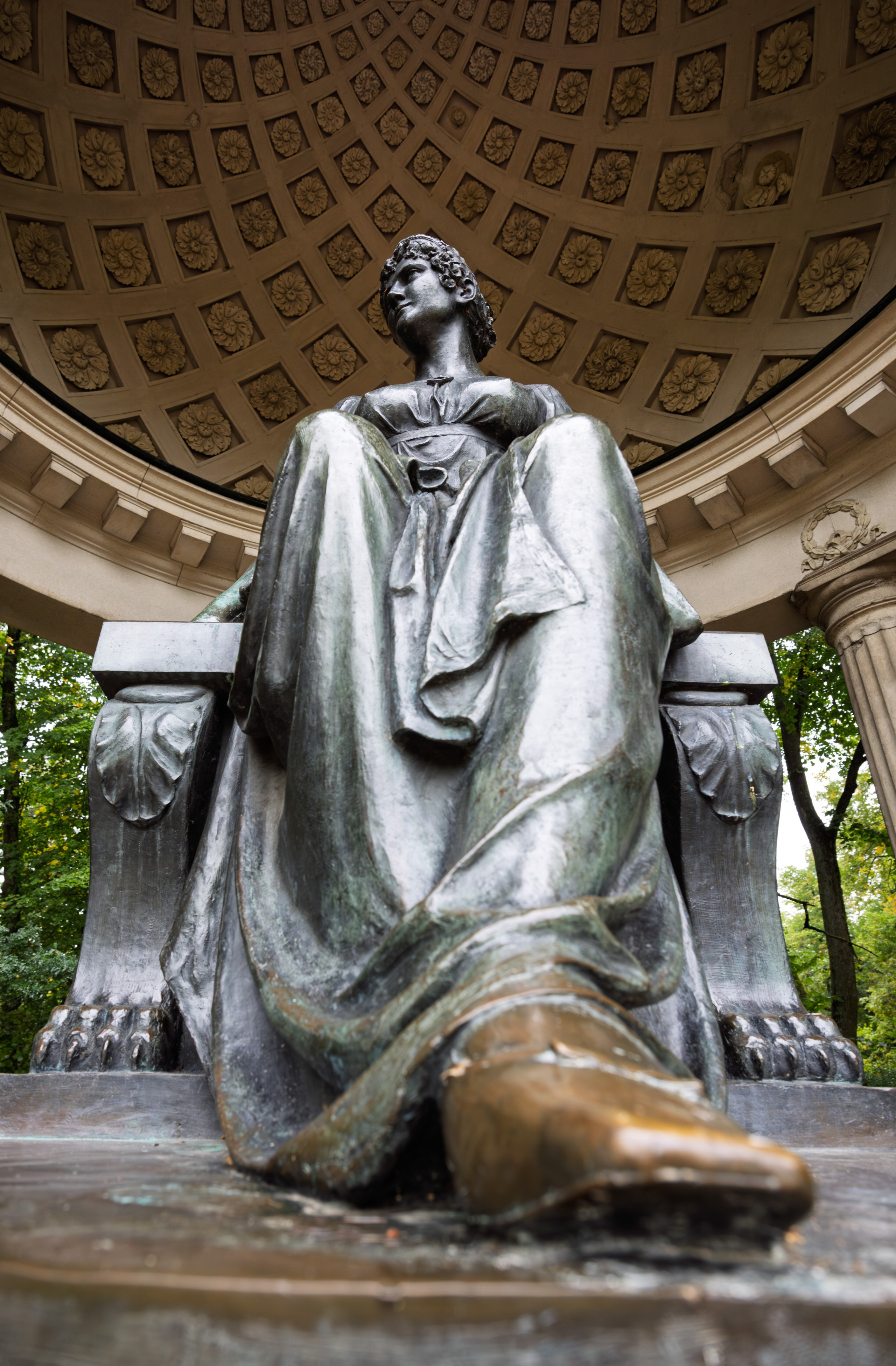 Скульптура сидящей женщины под декоративным куполом, снятая с нижней точки