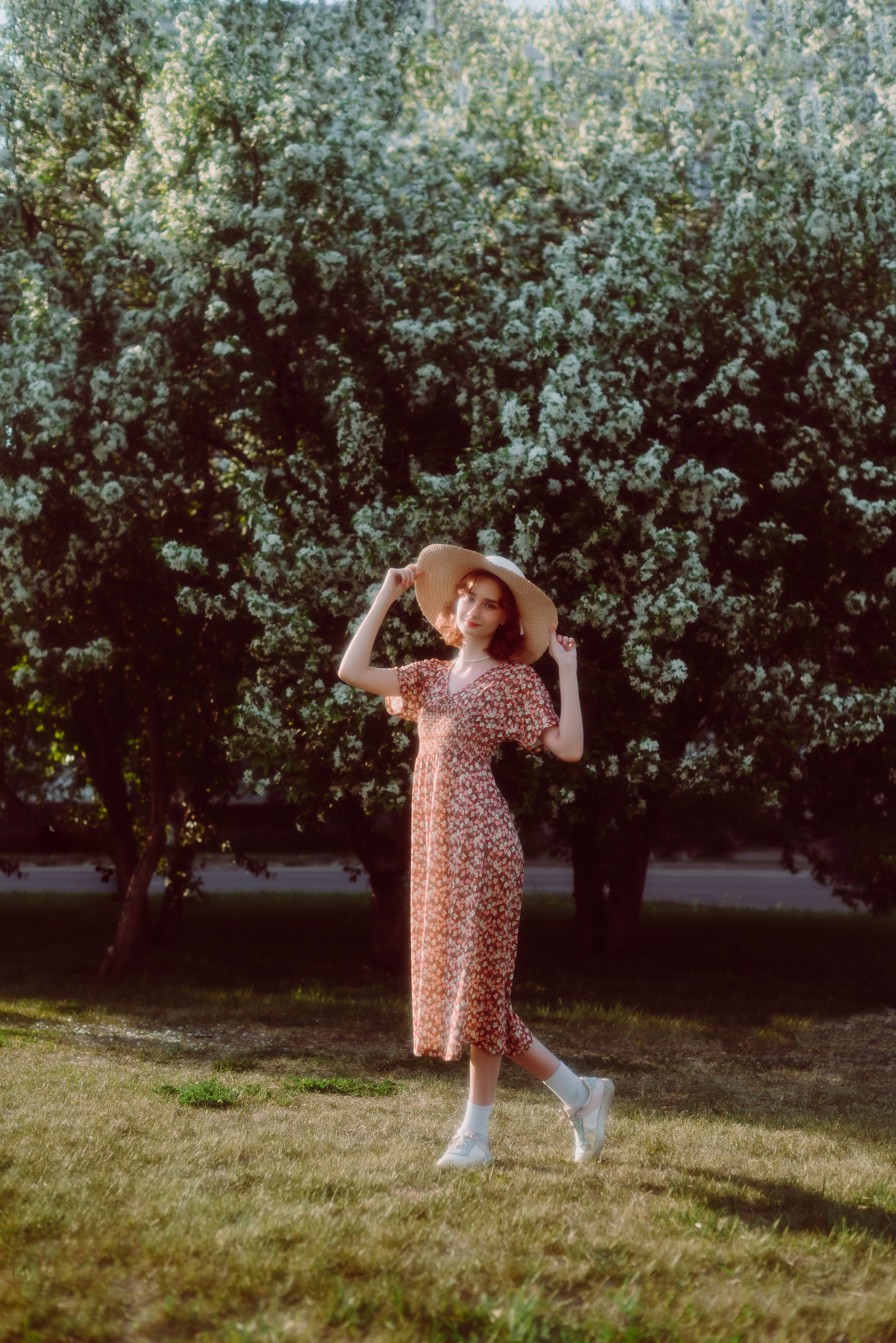 Фотосессия в цветущих яблонях в Кемерово