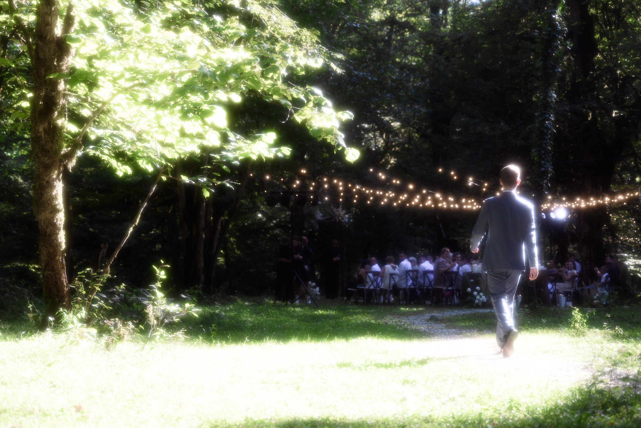 Дальний кадр где справа в кадре жених идёт к гостям после того как ведущий его позвал 