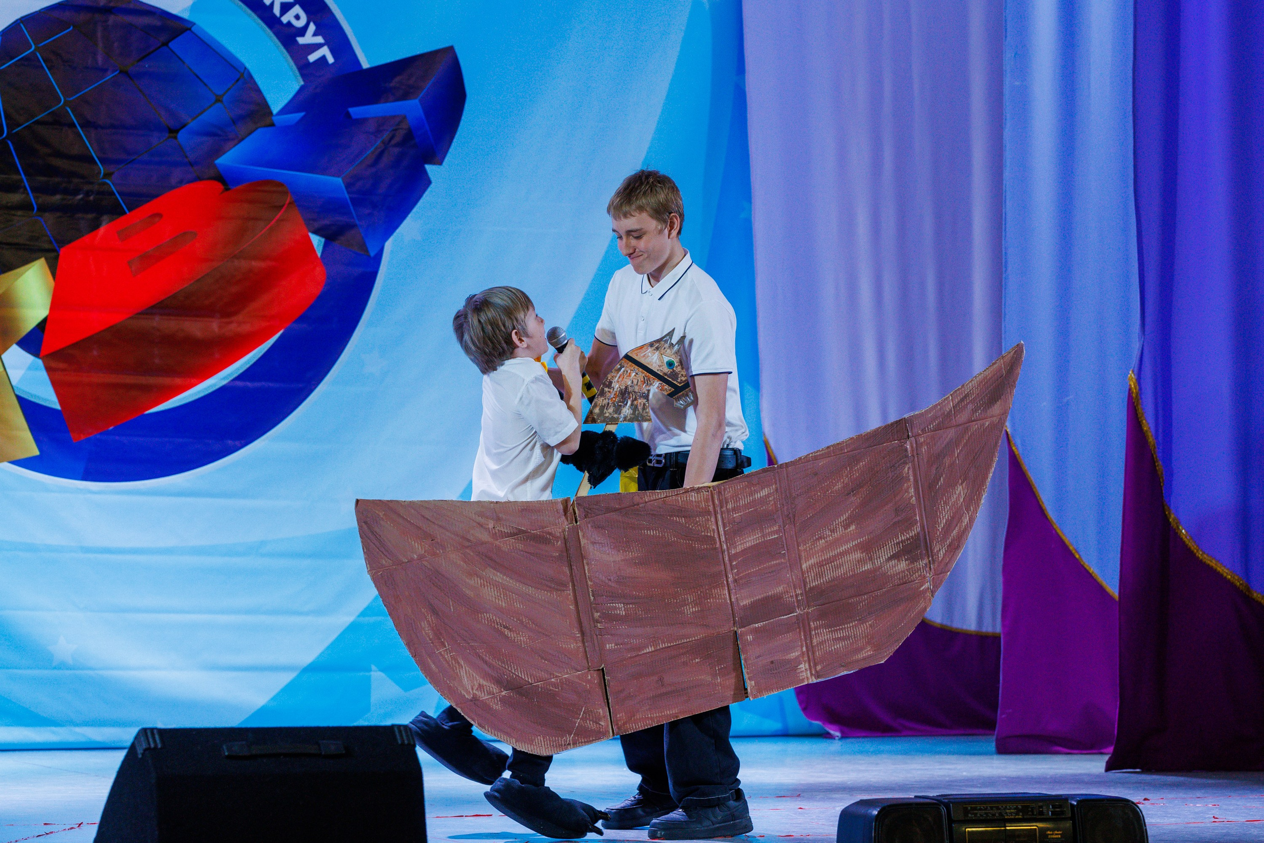 Школьный КВН в Томари. Свадебный, семейный и репортажный фотограф в Южно-Сахалинске Артур Петросян