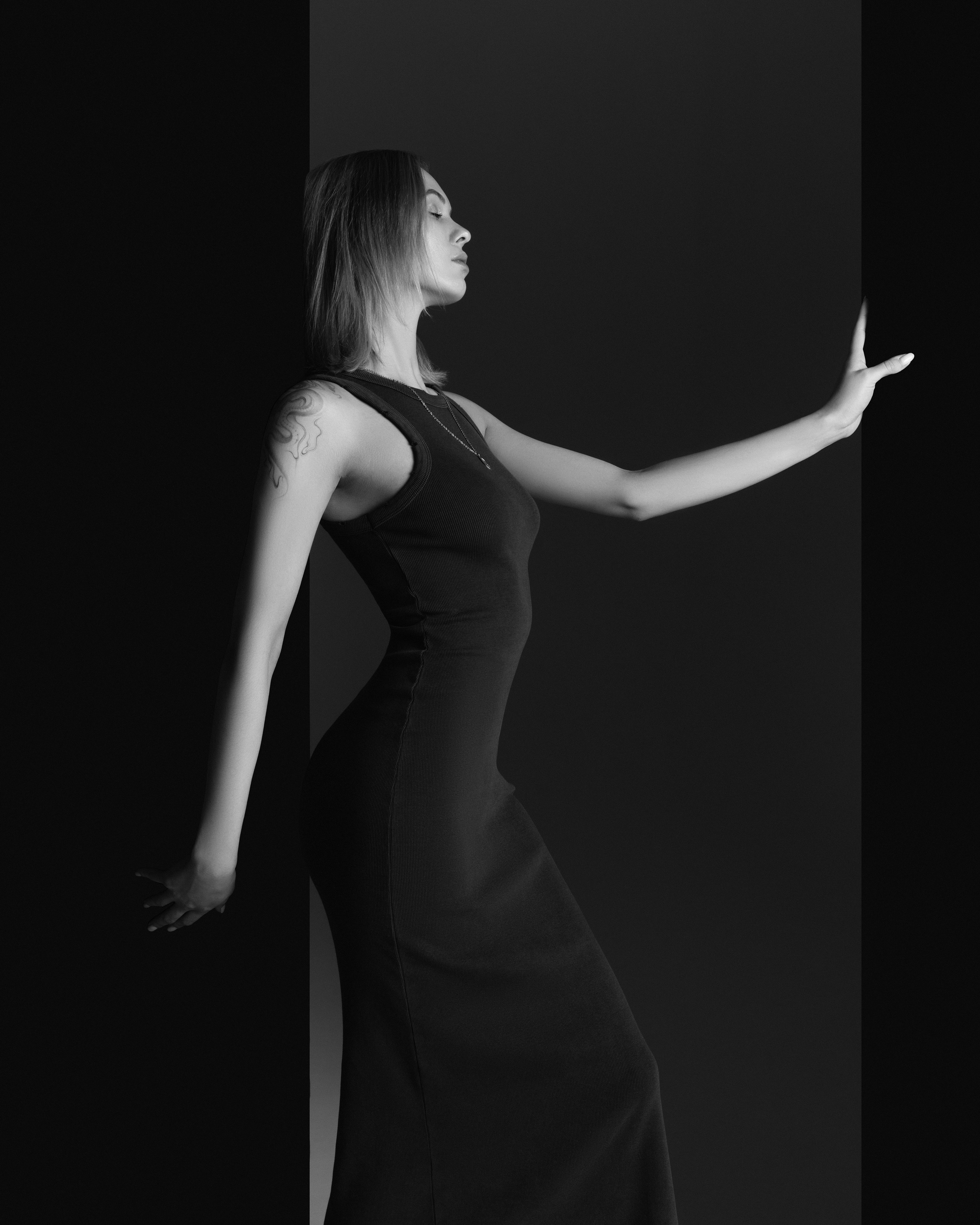 Студийная фотосессия с флагами в чёрно-белом цвете