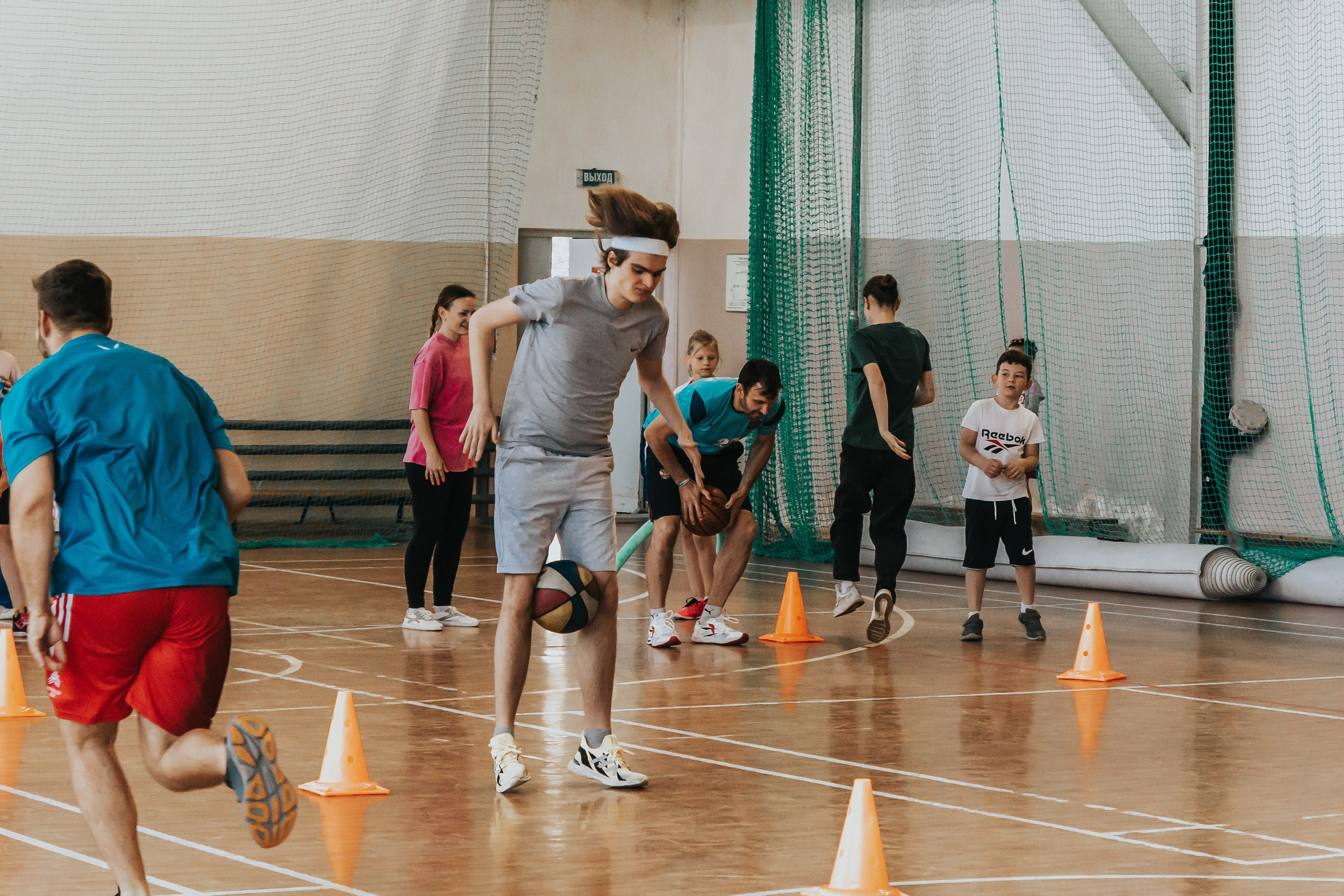 Репортажная спортивная съемка г. Королев стадион Металлист «папа, мама, я — спортивная семья». Юлия Егорова | Свадебный фотограф, семейный фотограф Москва, МО • Портреты • репортажи • день рождения • Love Story • дети