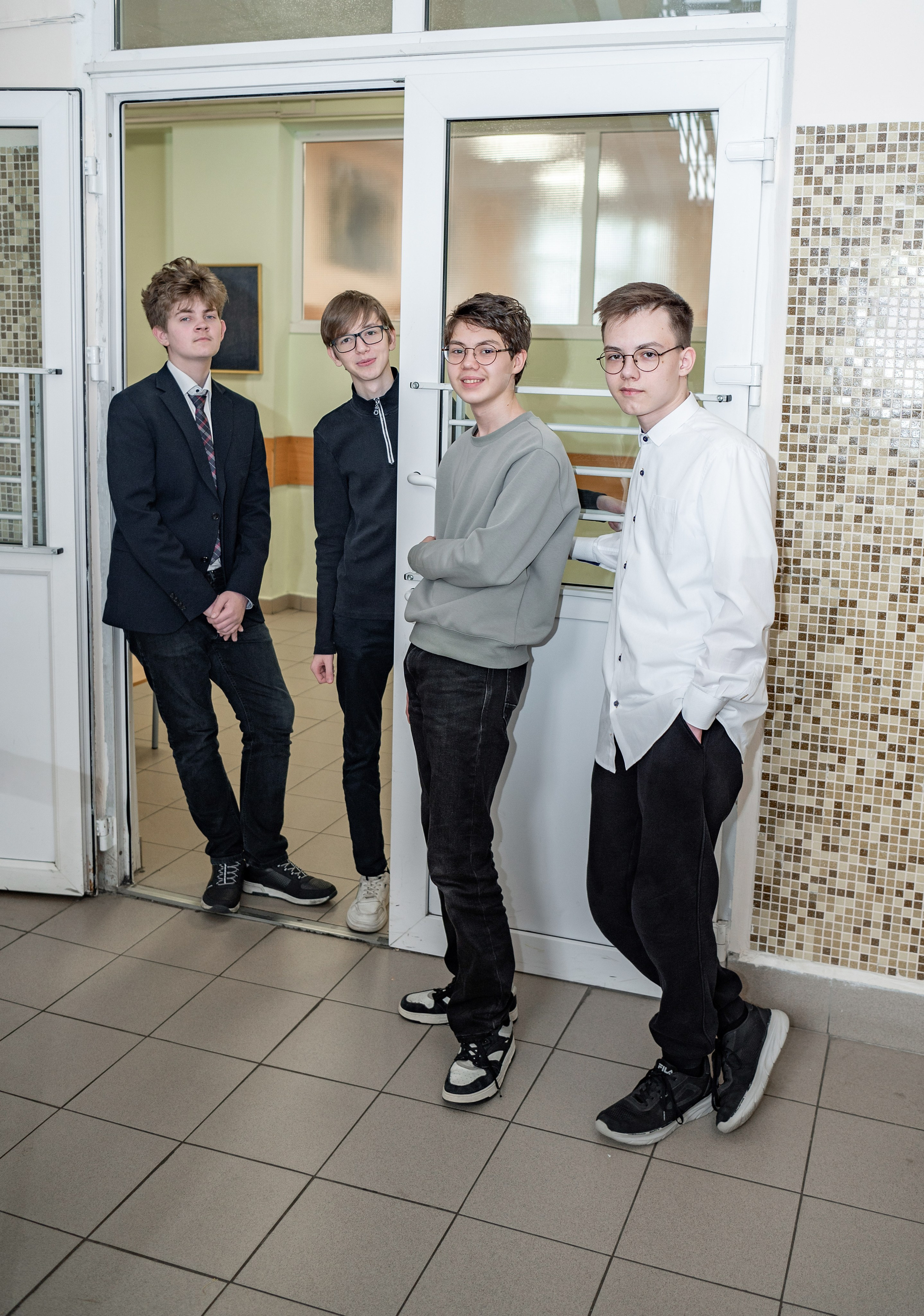 Фотосессия в классе и на территории школы. 9-М класс Школа 1568. Детский и семейный фотограф г. Москва Оксана Катаджи