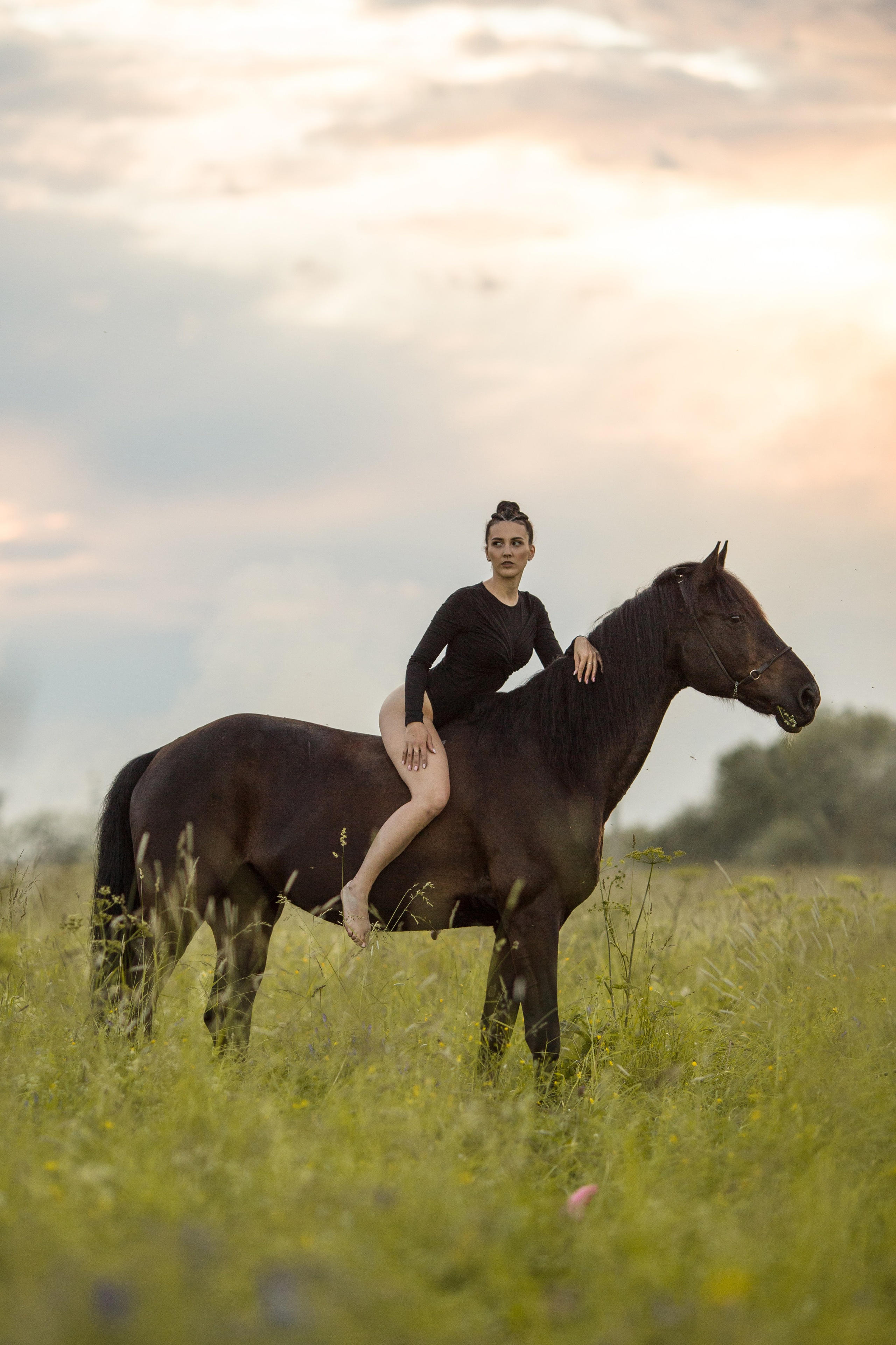 Фотосессия с лошадью в купальнике в поле