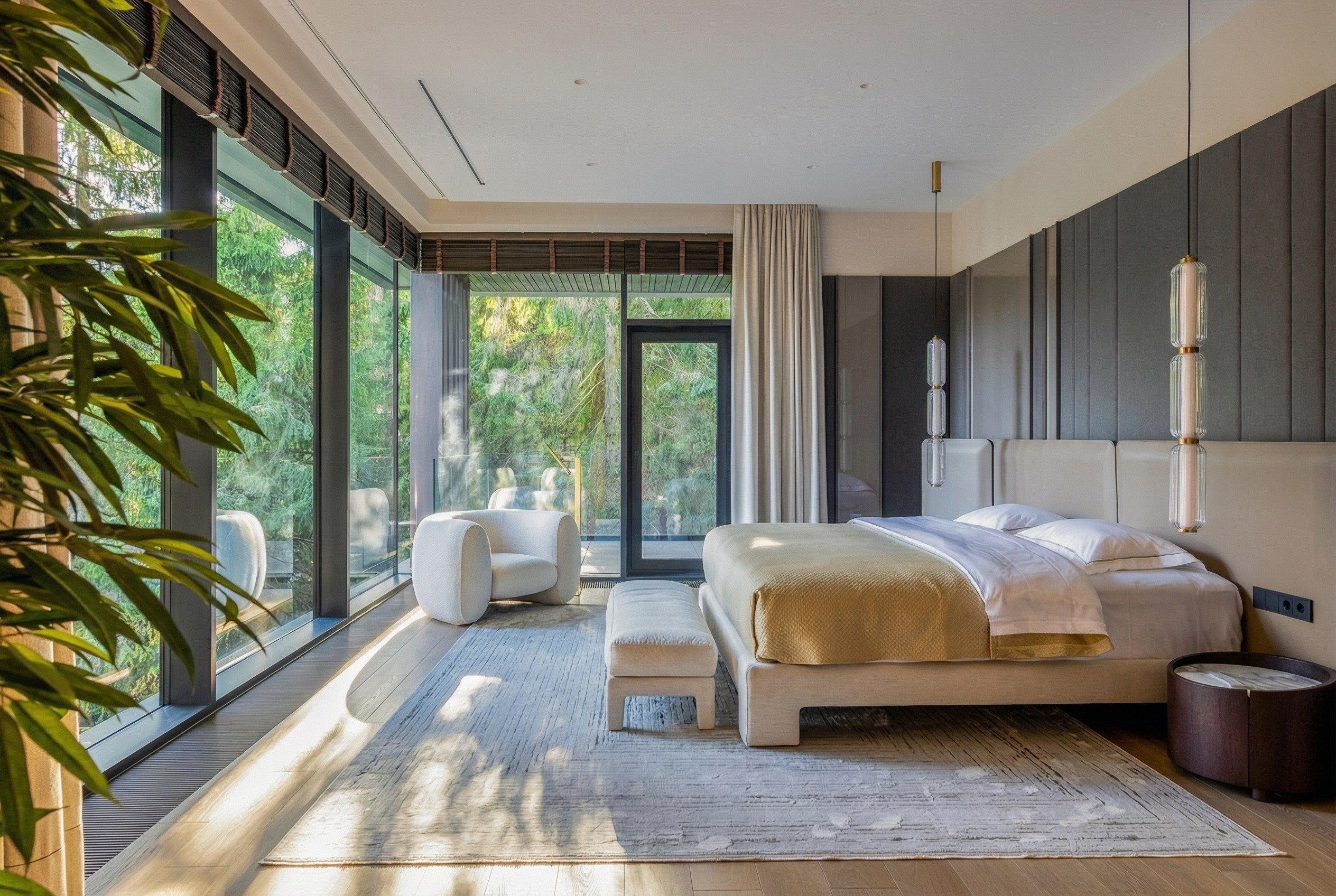 Премиальный интерьер мастер-спальни с панорамным остеклением, дизайнерской кроватью и выходом на террасу, проект Валерии Котович, резиденция 1240 м² в Подмосковье.