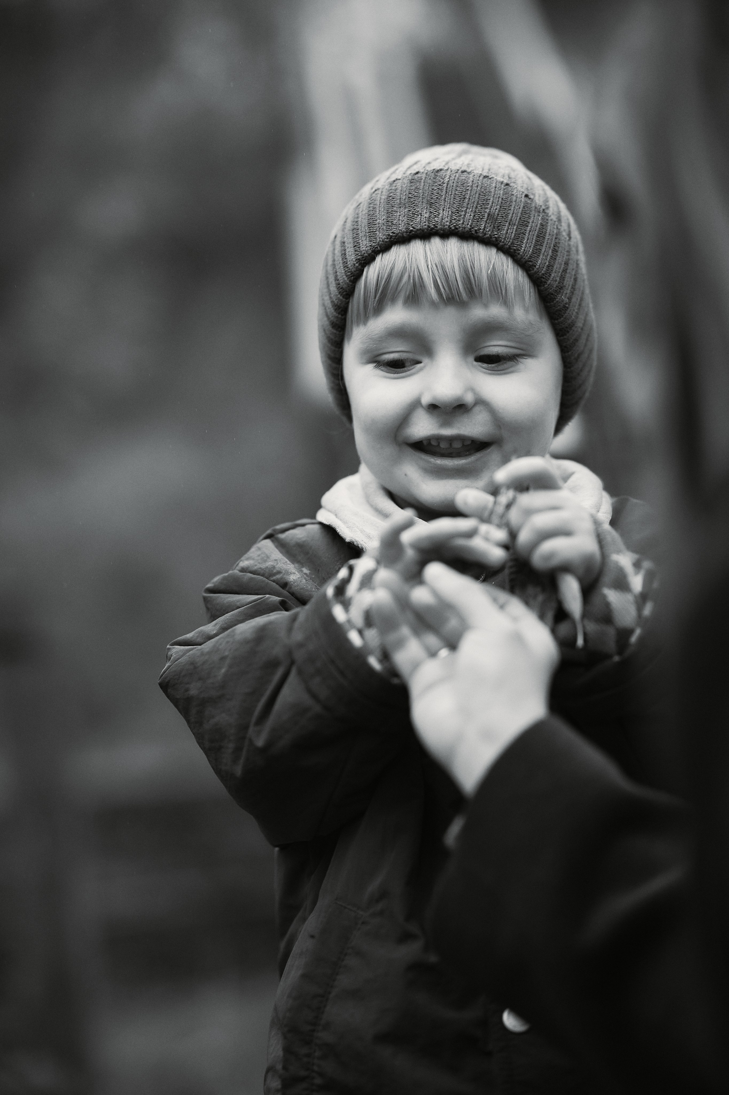 Света и Илюша под дождём. Семейный и свадебный lifestyle-фотограф в Москве Мария Петрова