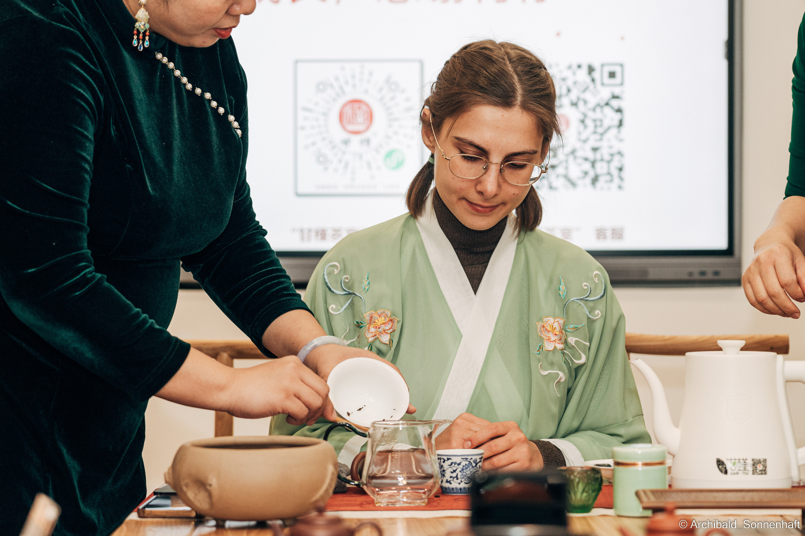Chinese tea ceremony in Tianjin. Photographer in Guangzhou, China. Archibald Sonnenhaft