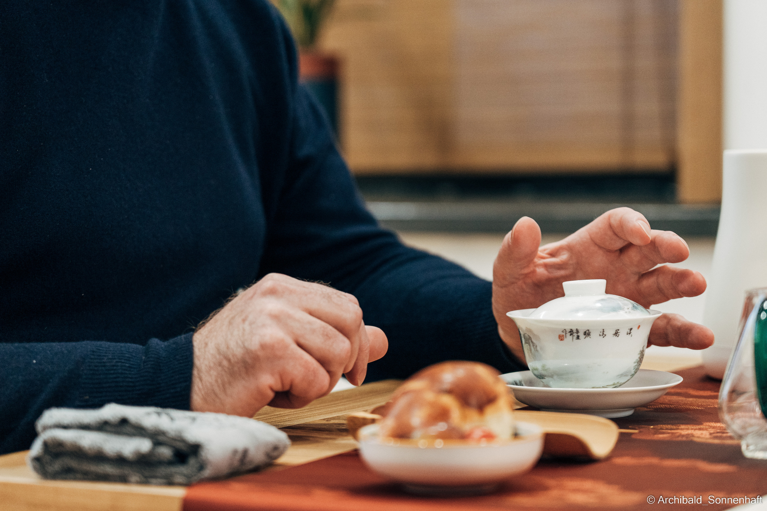 Chinese tea ceremony in Tianjin. Photographer in Guangzhou, China. Archibald Sonnenhaft
