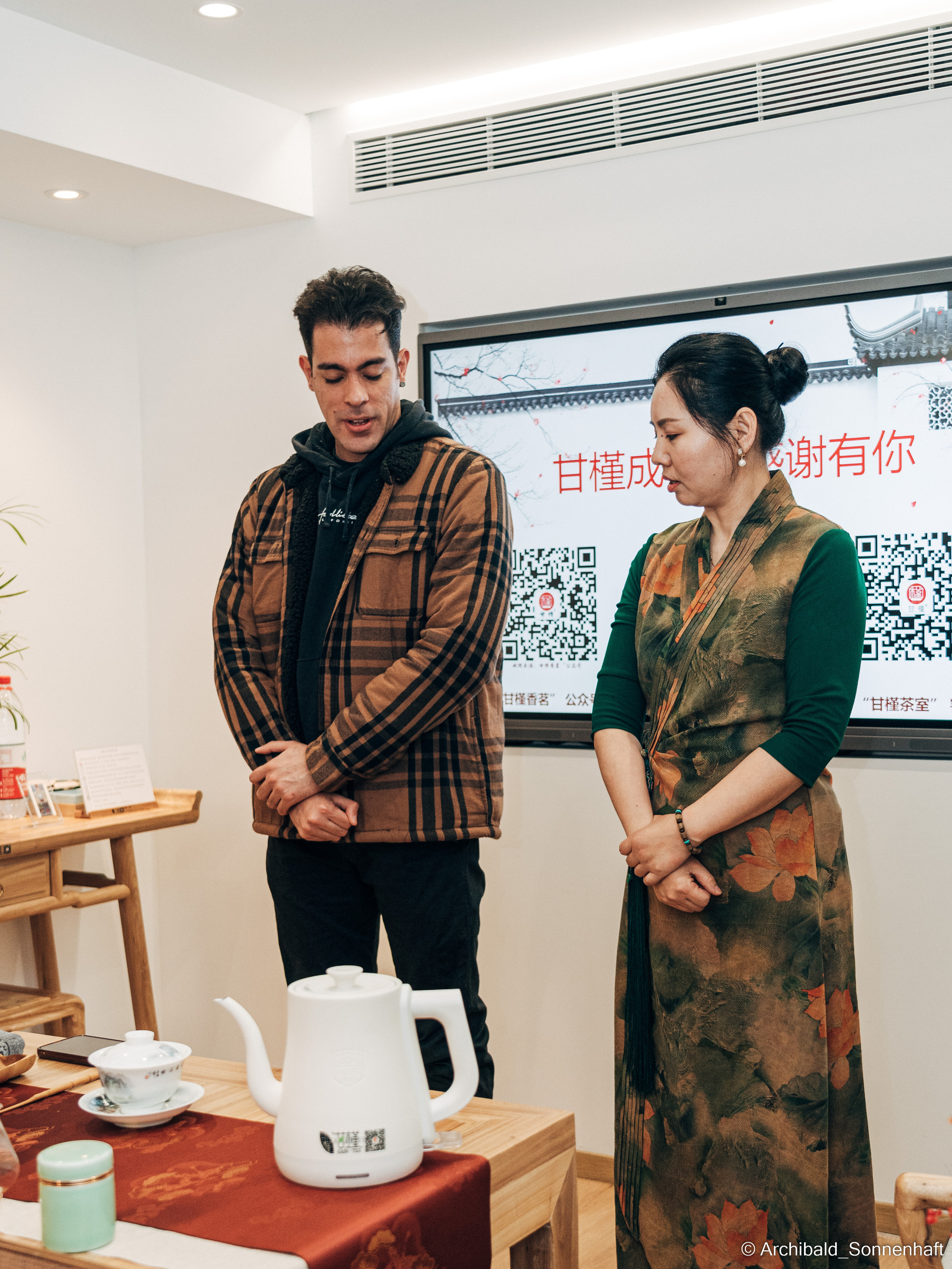 Chinese tea ceremony in Tianjin. Photographer in Guangzhou, China. Archibald Sonnenhaft