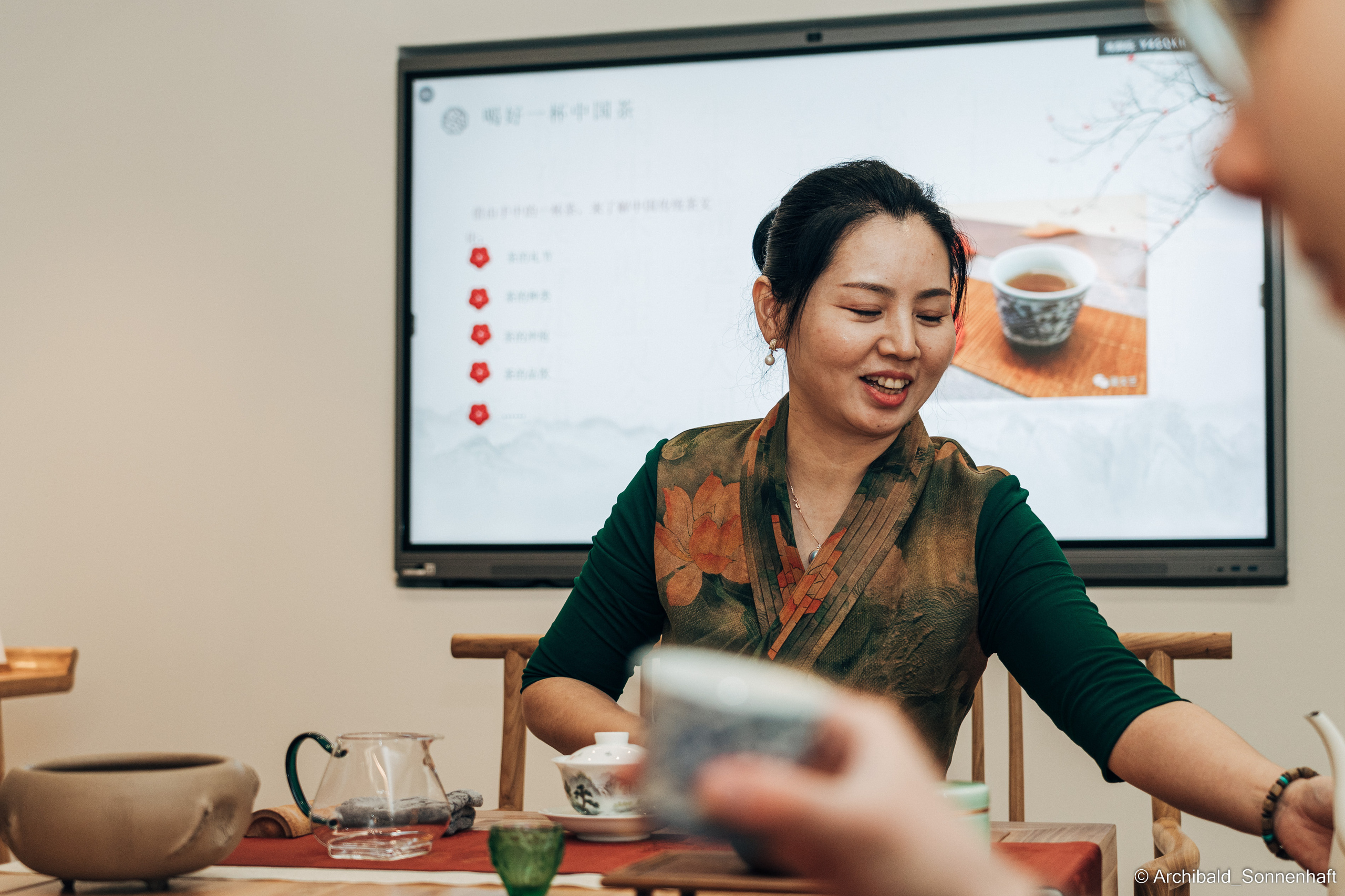 Chinese tea ceremony in Tianjin. Photographer in Guangzhou, China. Archibald Sonnenhaft