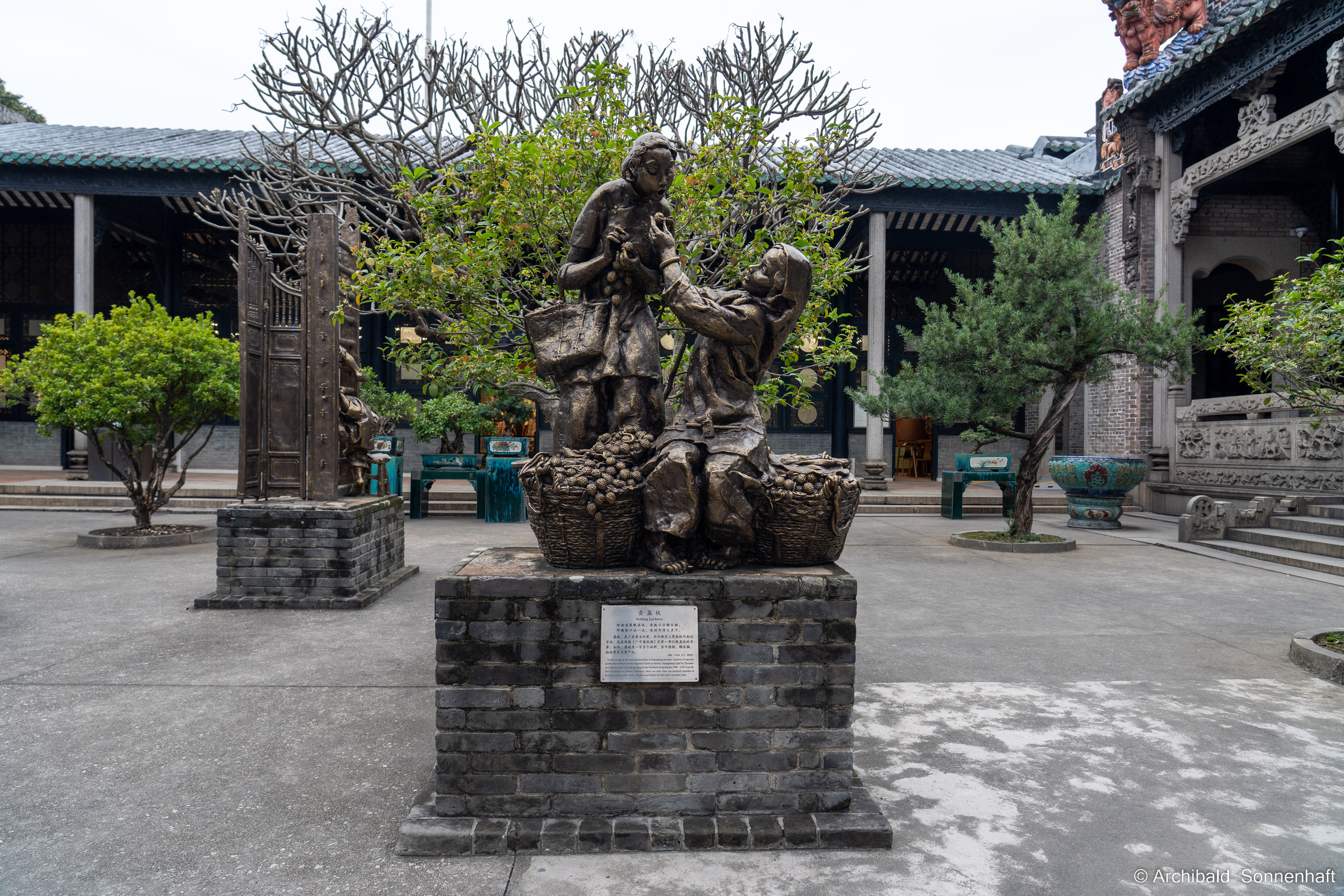 Clan Cheng and ShengJianBao. Photographer in Guangzhou, China. Archibald Sonnenhaft