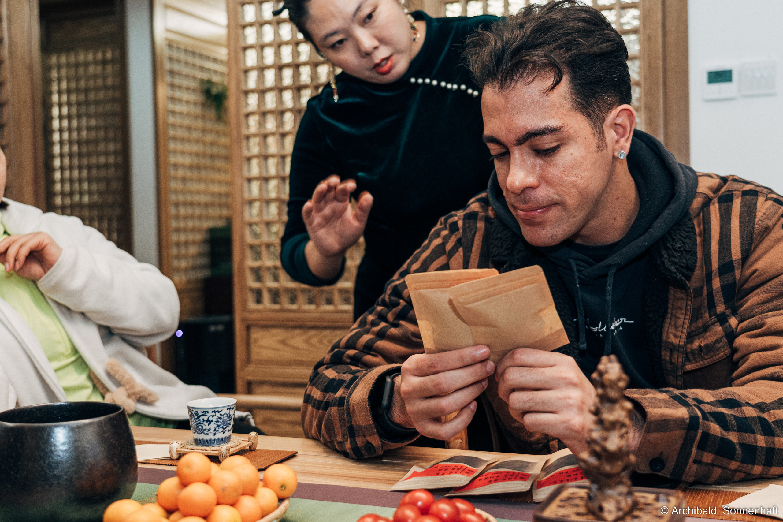 Chinese tea ceremony in Tianjin. Photographer in Guangzhou, China. Archibald Sonnenhaft