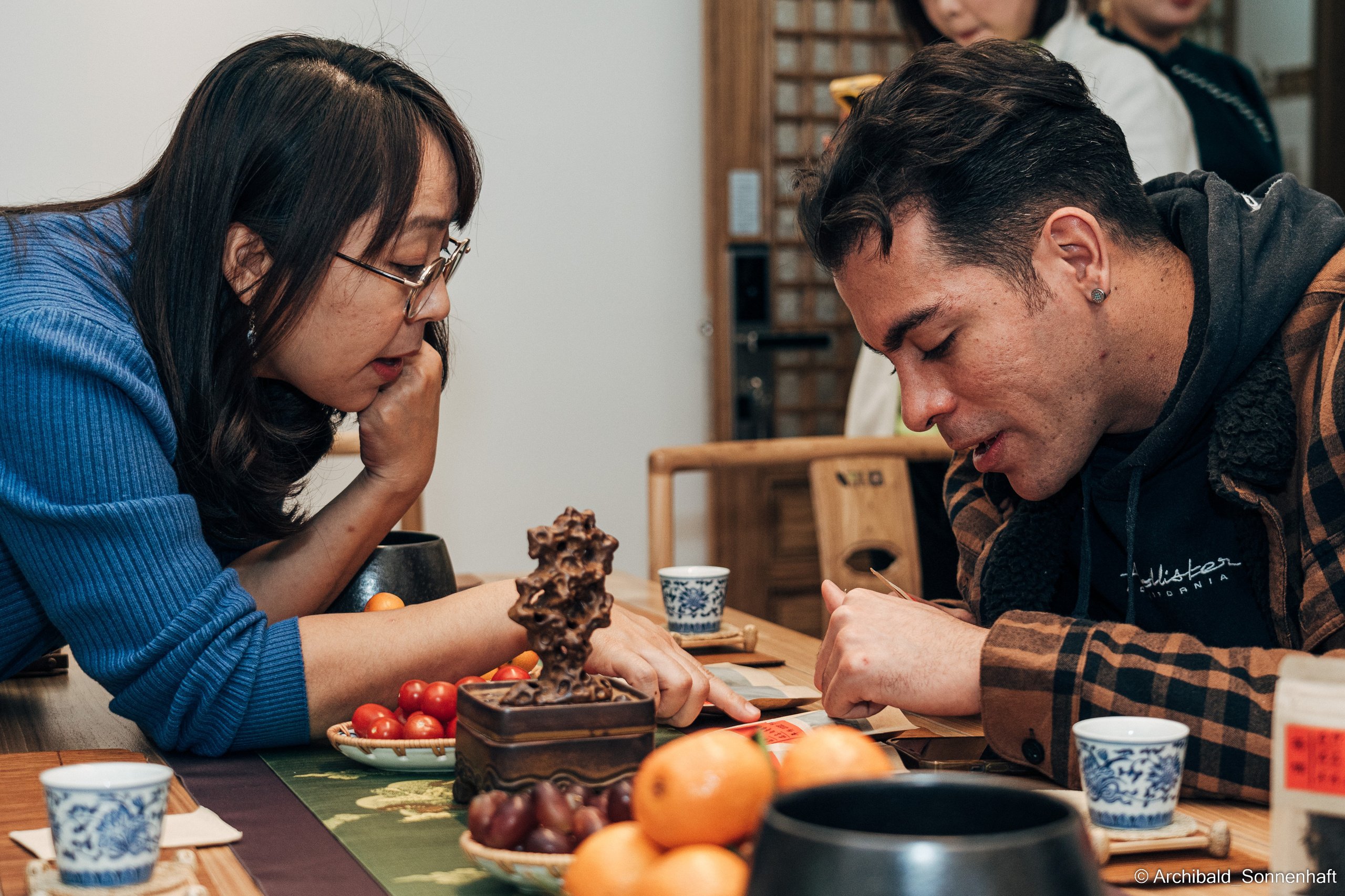 Chinese tea ceremony in Tianjin. Photographer in Guangzhou, China. Archibald Sonnenhaft