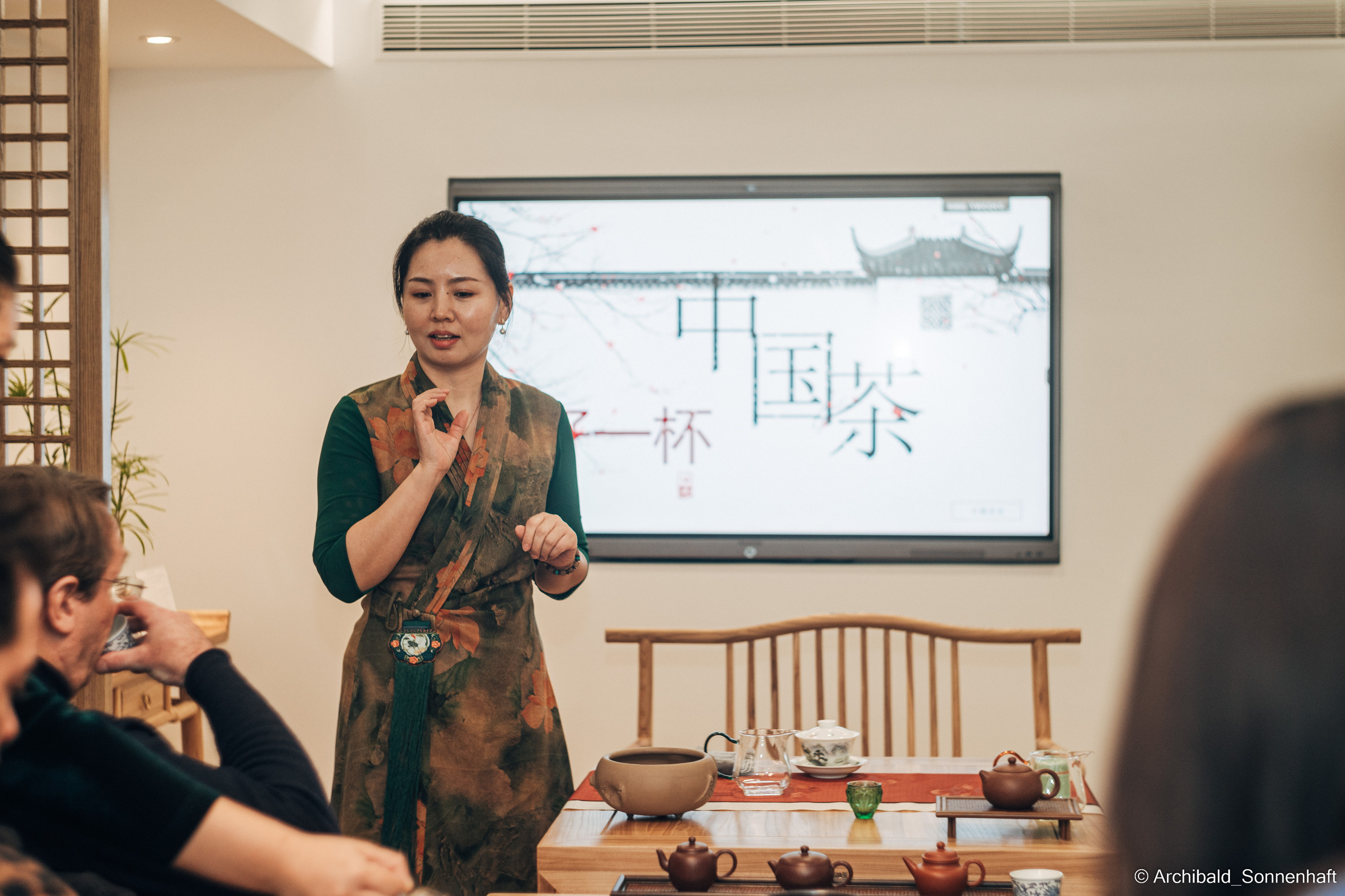 Chinese tea ceremony in Tianjin. Photographer in Guangzhou, China. Archibald Sonnenhaft