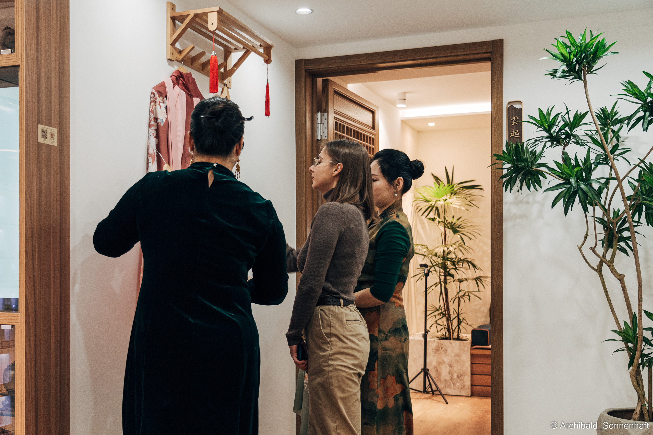 Chinese tea ceremony in Tianjin. Photographer in Guangzhou, China. Archibald Sonnenhaft