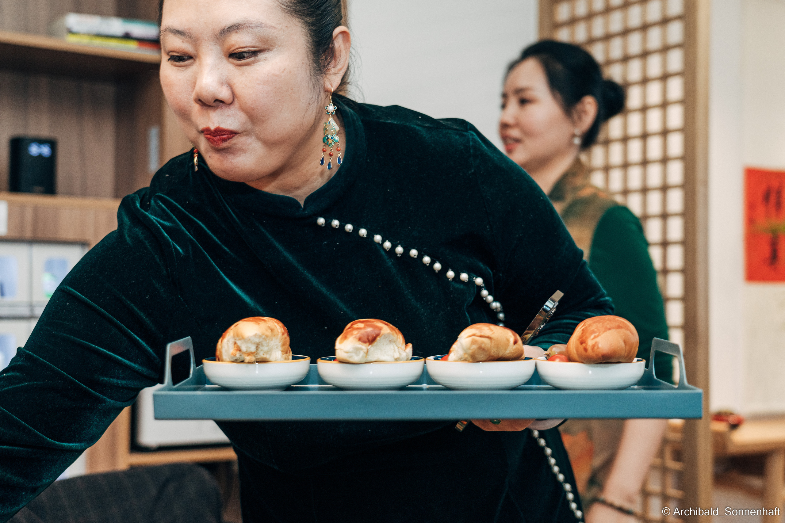 Chinese tea ceremony in Tianjin. Photographer in Guangzhou, China. Archibald Sonnenhaft