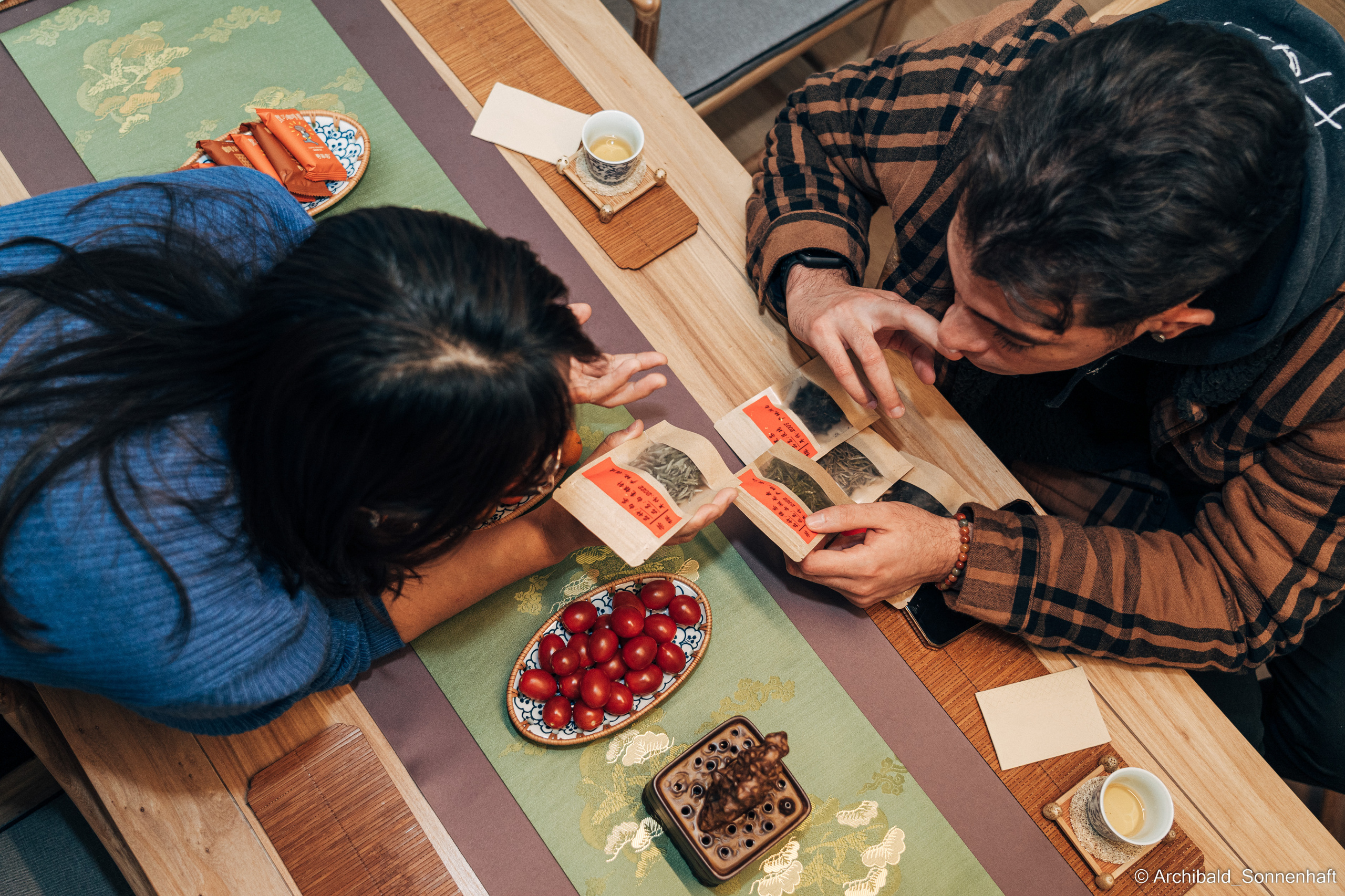 Chinese tea ceremony in Tianjin. Photographer in Guangzhou, China. Archibald Sonnenhaft