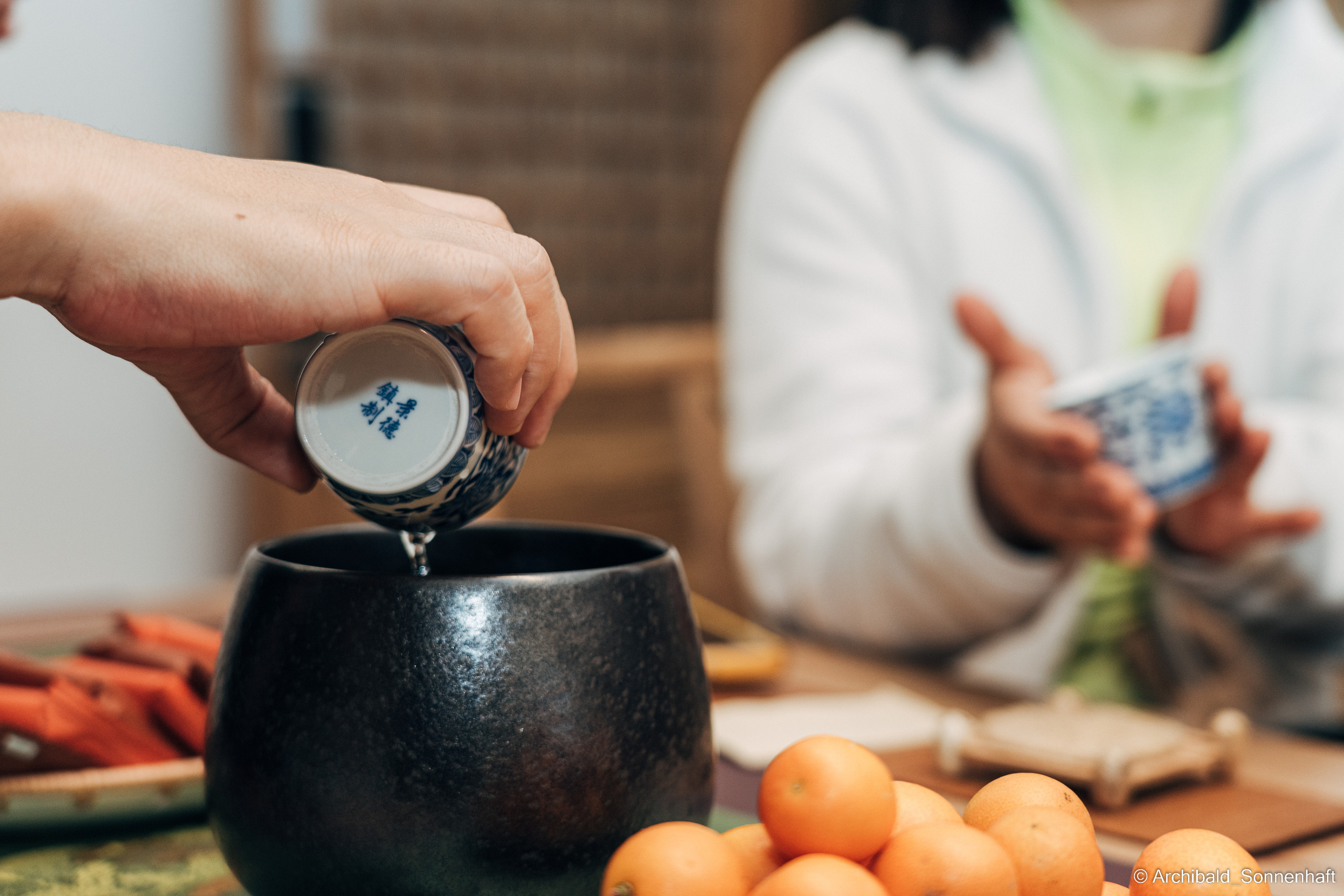 Chinese tea ceremony in Tianjin. Photographer in Guangzhou, China. Archibald Sonnenhaft