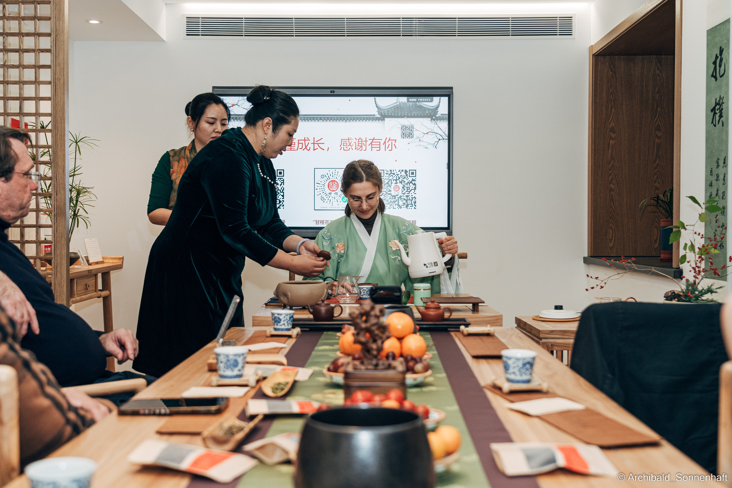 Chinese tea ceremony in Tianjin. Photographer in Guangzhou, China. Archibald Sonnenhaft