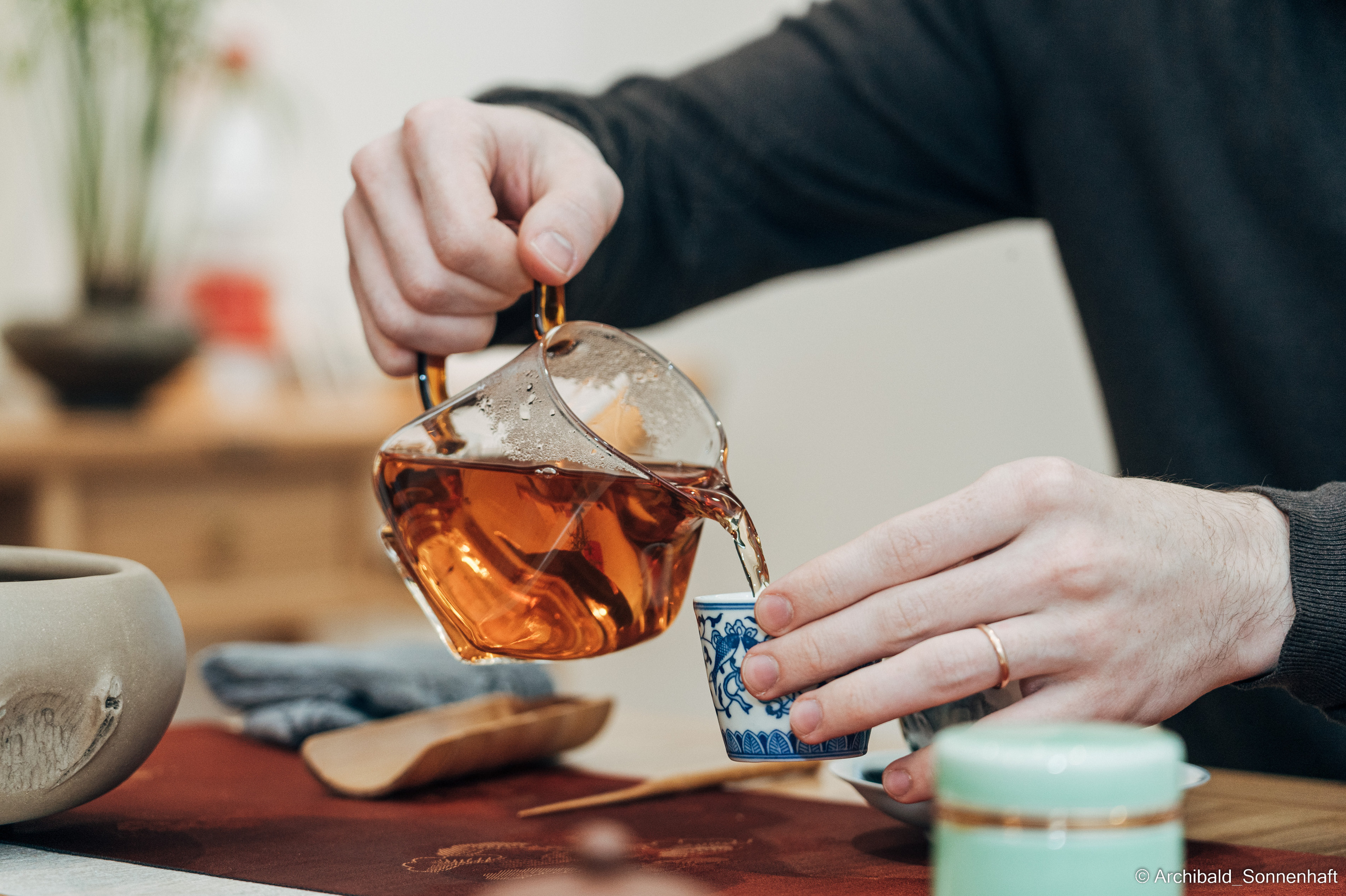 Chinese tea ceremony in Tianjin. Photographer in Guangzhou, China. Archibald Sonnenhaft