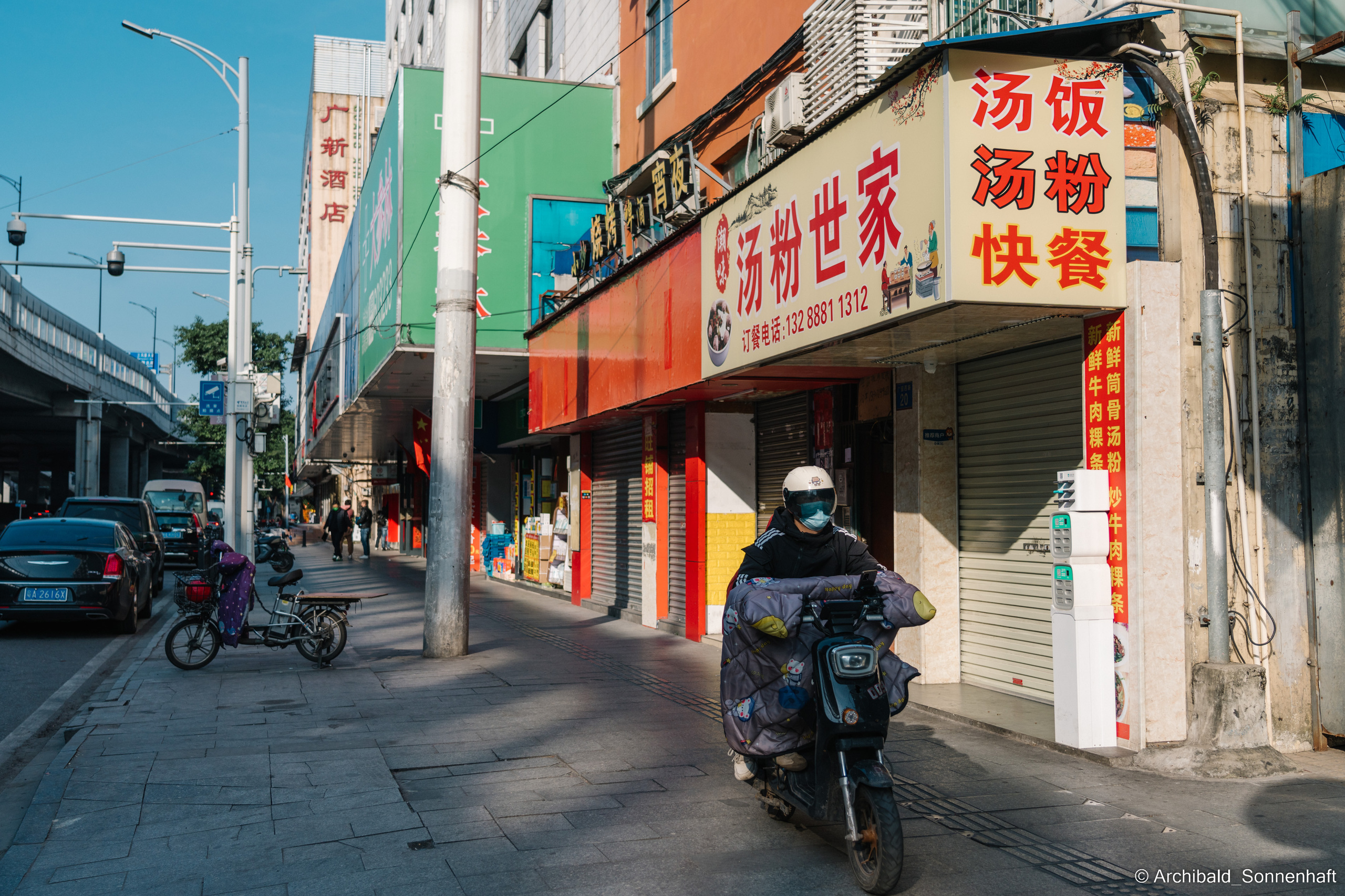 Guangzhou 18. Photographer in Guangzhou, China. Archibald Sonnenhaft