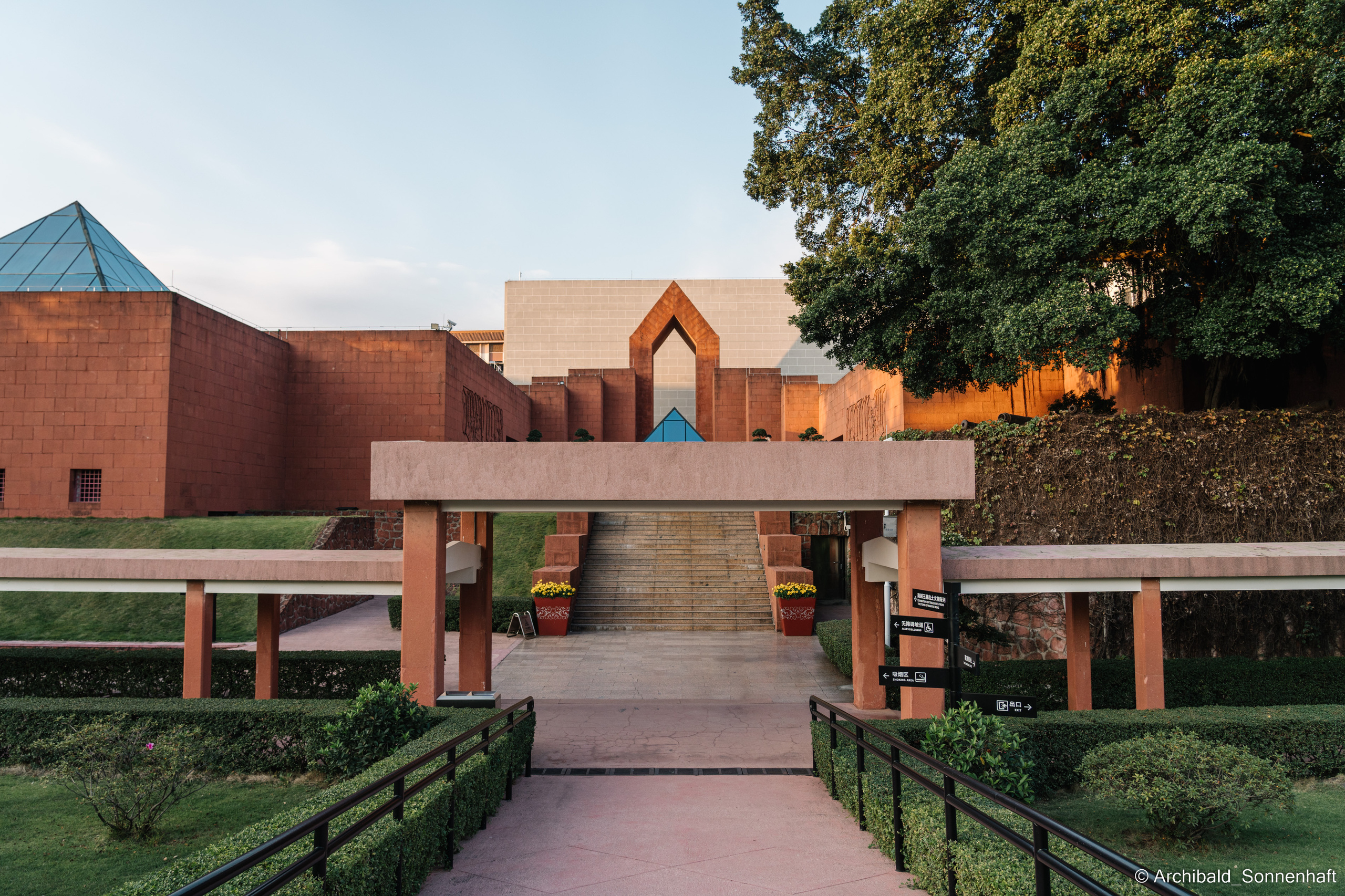 NanYueWang‘s museum. Photographer in Guangzhou, China. Archibald Sonnenhaft