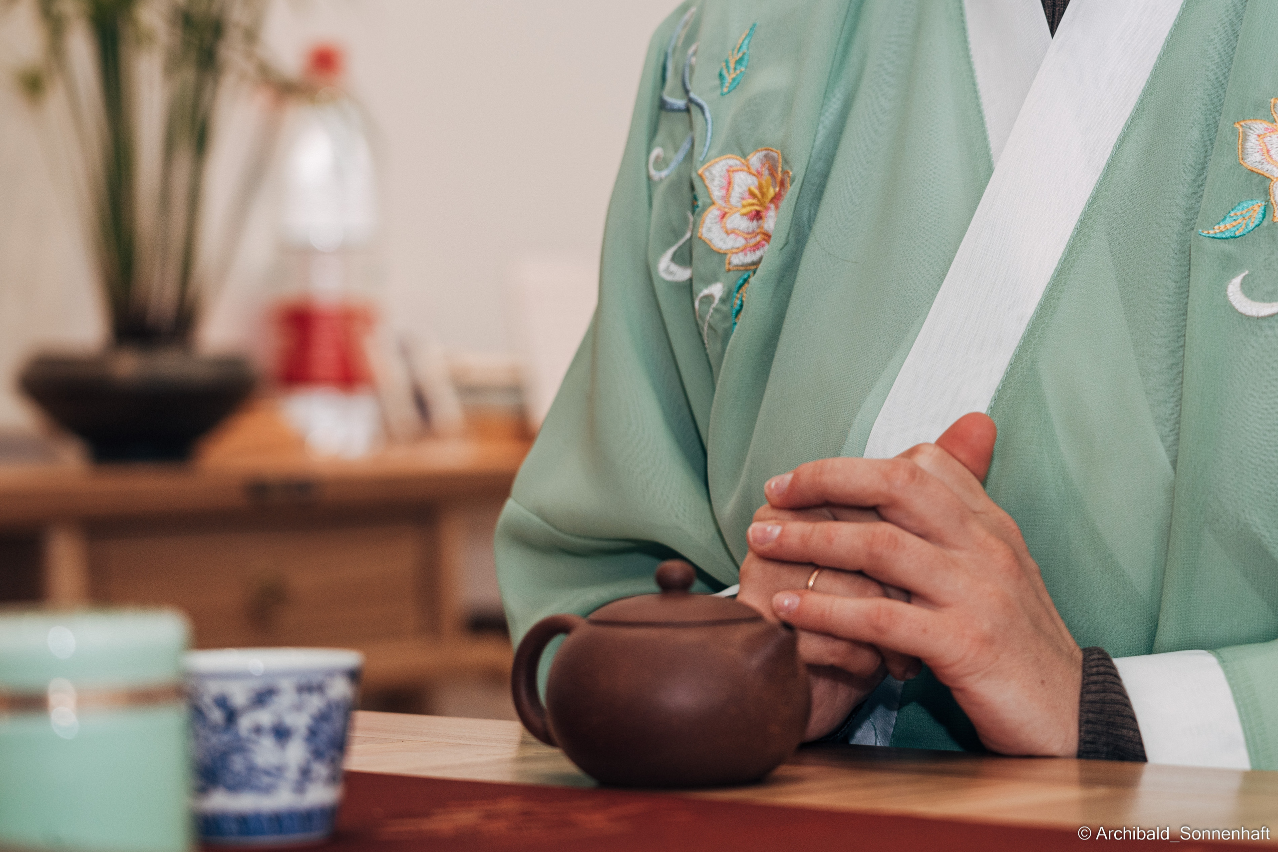 Chinese tea ceremony in Tianjin. Photographer in Guangzhou, China. Archibald Sonnenhaft