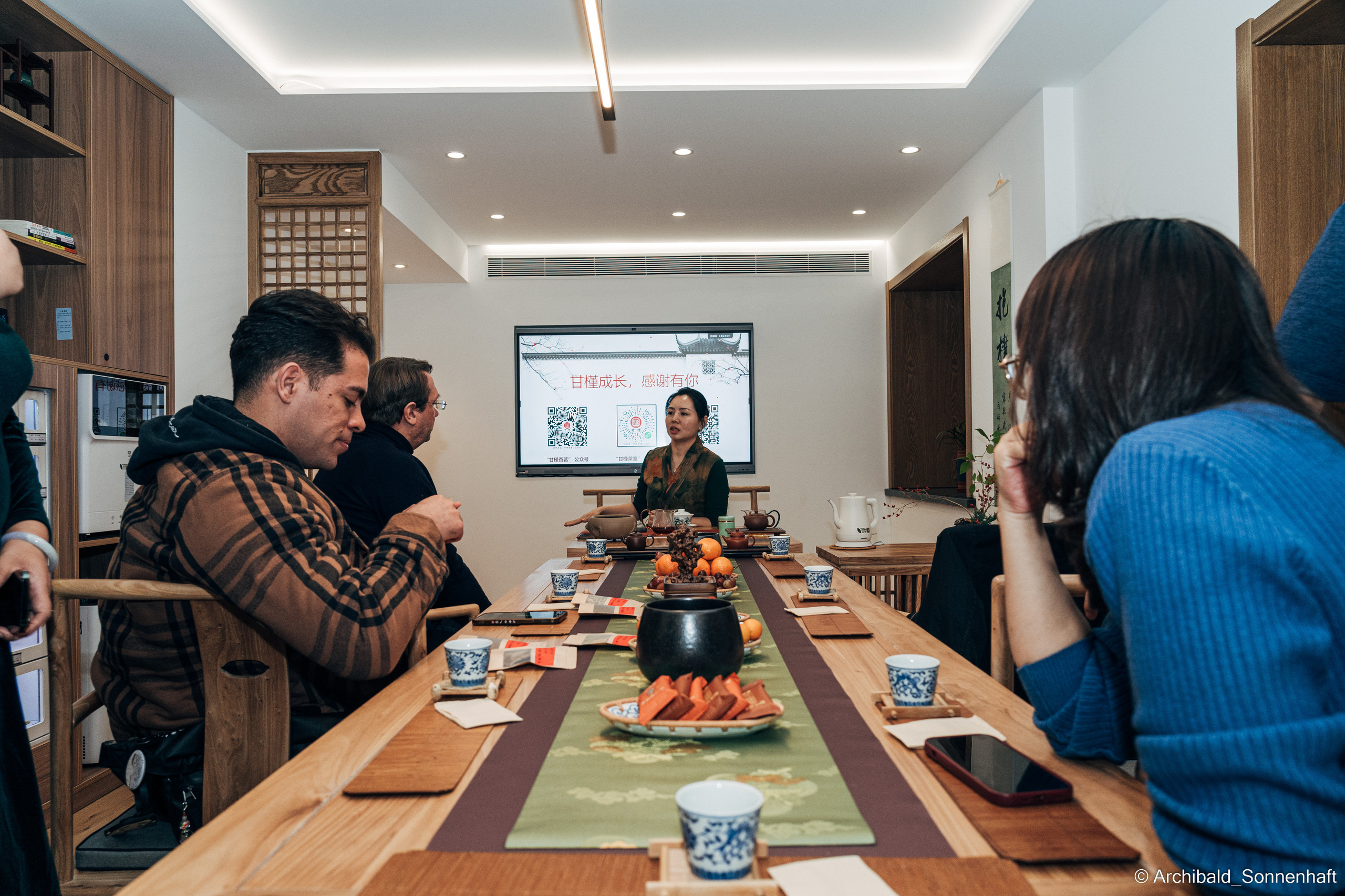 Chinese tea ceremony in Tianjin. Photographer in Guangzhou, China. Archibald Sonnenhaft