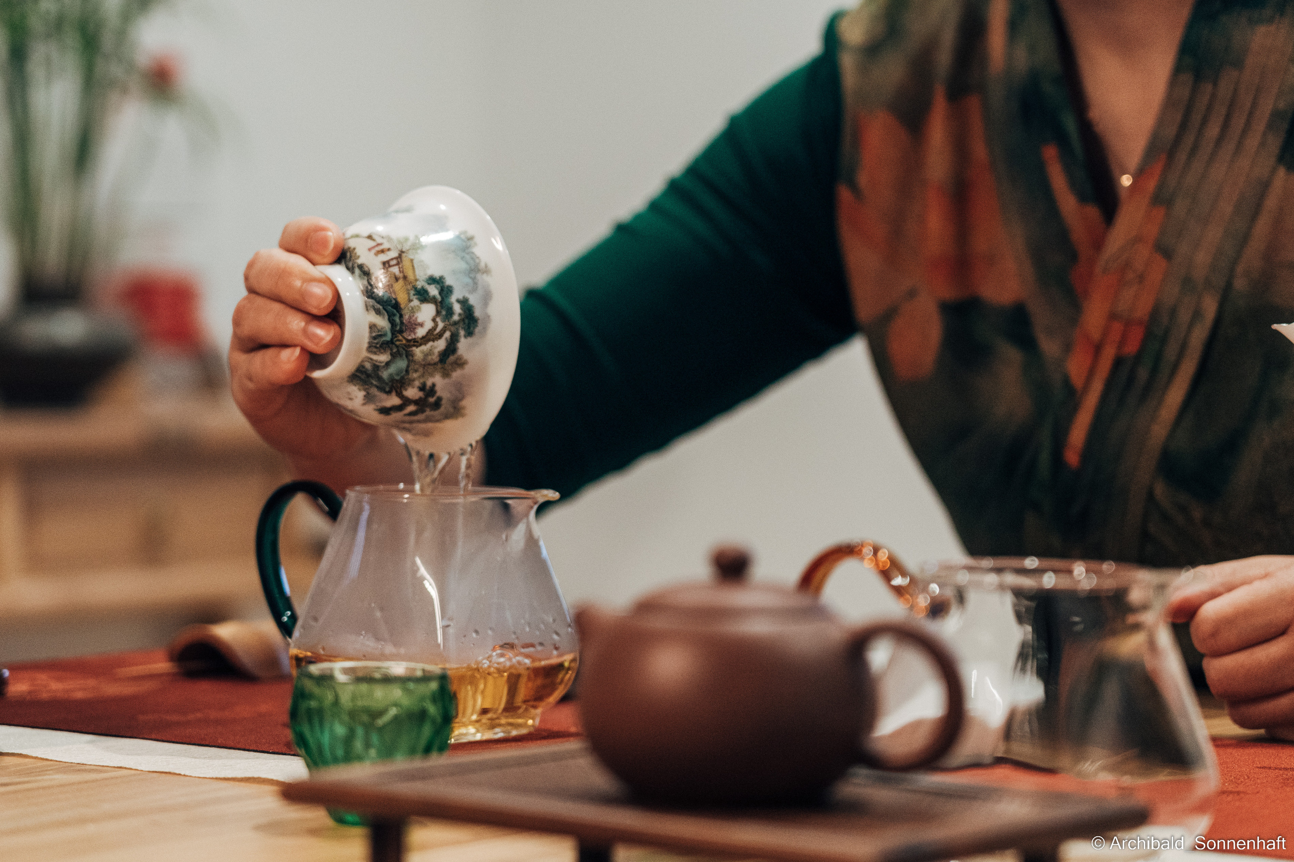 Chinese tea ceremony in Tianjin. Photographer in Guangzhou, China. Archibald Sonnenhaft